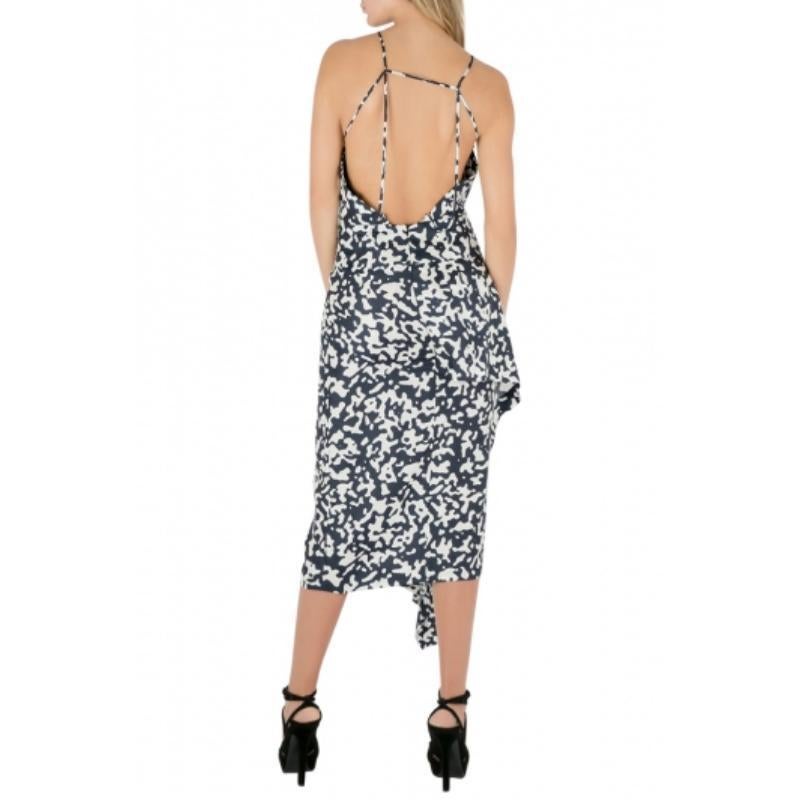 Este elegante vestido de la casa Josh Goot presenta un diseño atrevido que lo convierte en una pieza imprescindible en tu armario. Ofreciendo estilo y refinamiento, esta belleza estampada no es más que puro encanto. Confeccionada en seda, esta