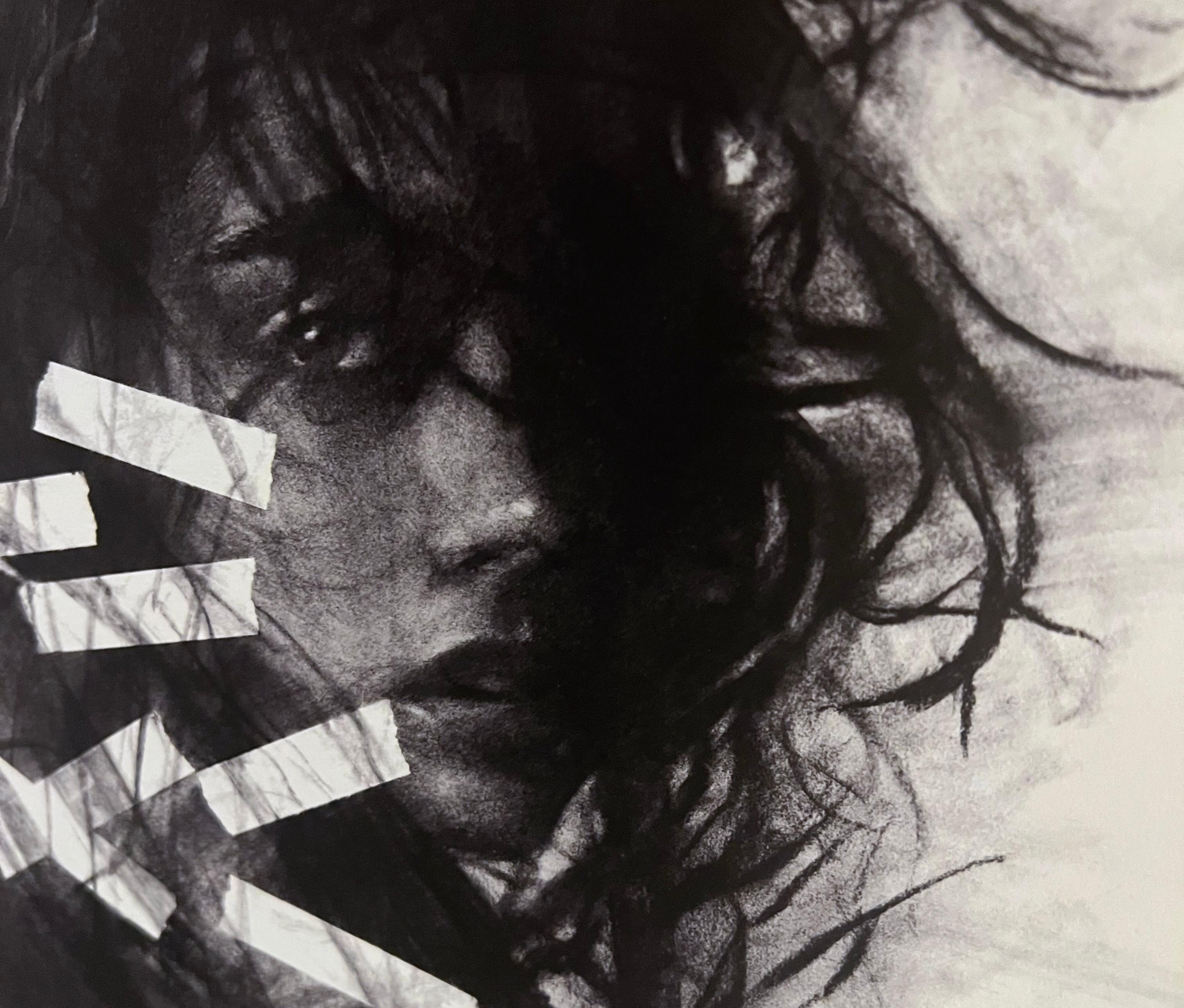 zeitgenössisch figurativ schwarz-weiß Kohlestiftdruck Pop Art Interieur weiblich (Grau), Portrait Print, von Josh Hernandez