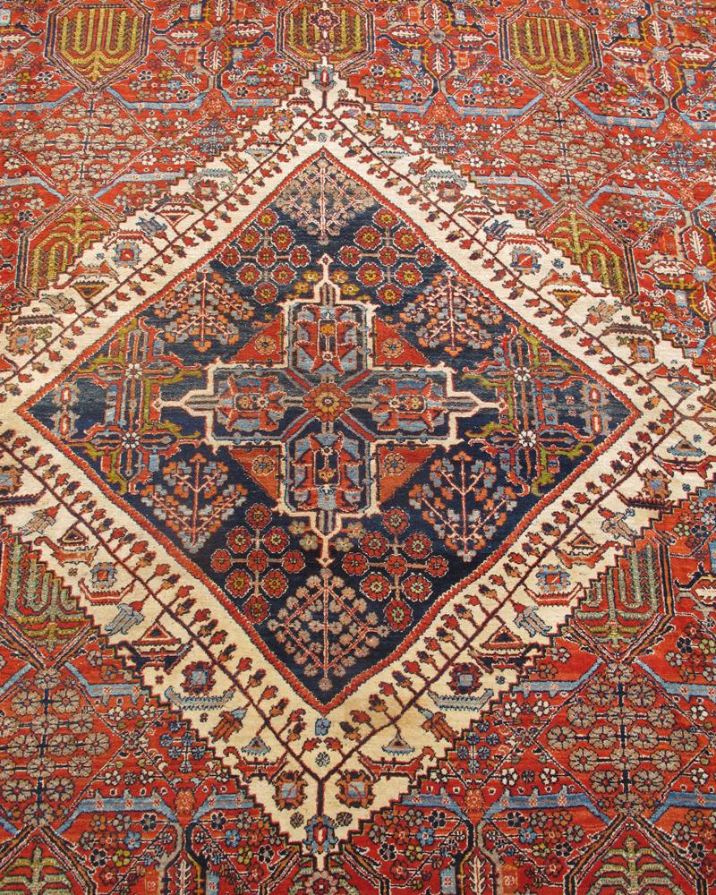 Antiker persischer Joshegan-Teppich, 19. Jahrhundert

Dieser übergroße, zentralpersische Josheghan-Teppich bewahrt die Anmut und den Charme kleinerer persischer Dorfknüpfungen. Sowohl die Feld- und Eckstücke als auch Teile des zentralen Medaillons
