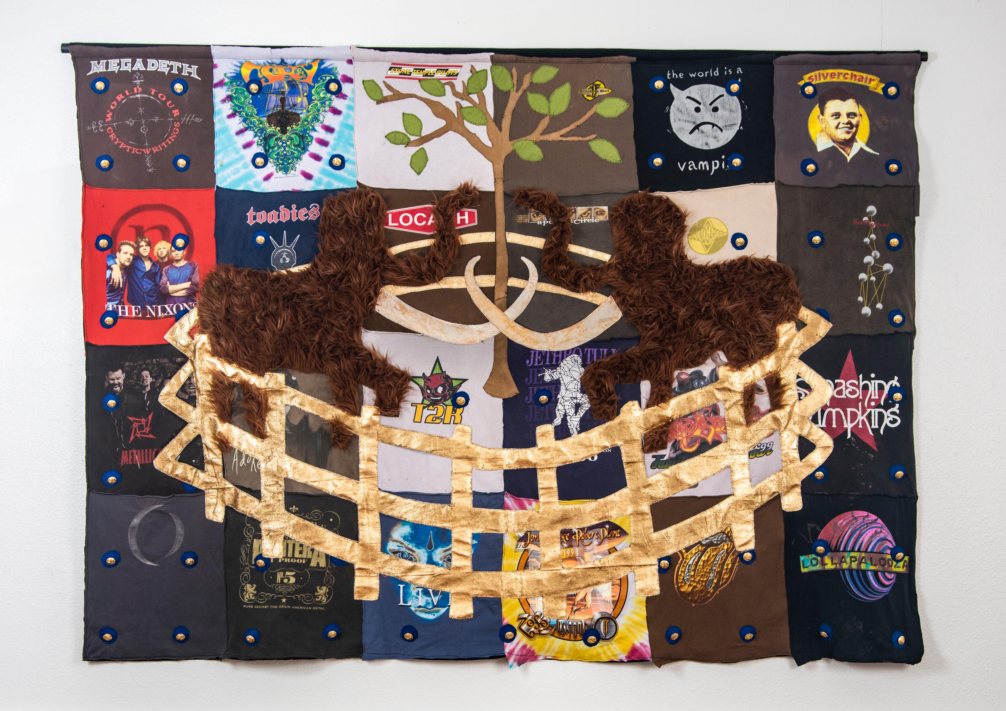 Concert-Teeshirt-Wandteppich: „The Mammoth-Wandteppich“ – Mixed Media Art von Joshua Goode