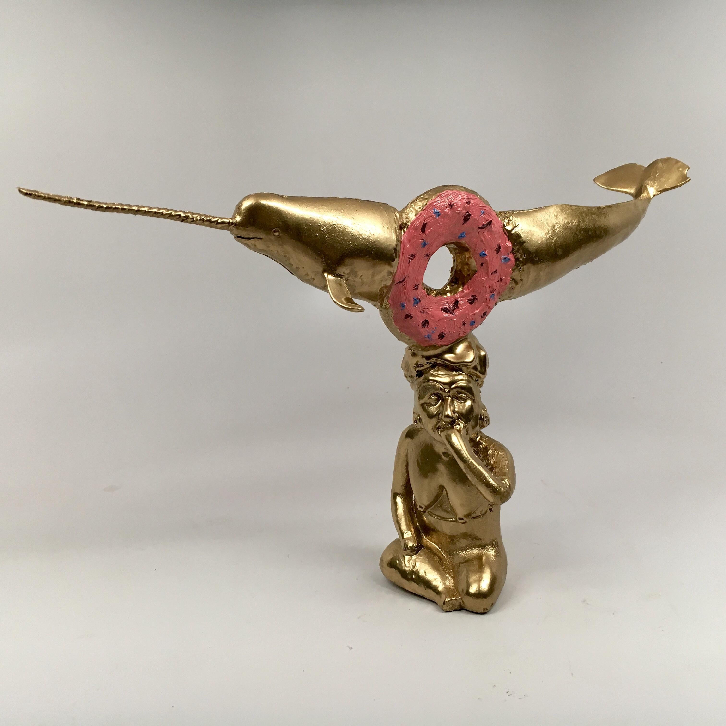 Figurative Sculpture de Joshua Goode - Escultura de resina acrílica: 'Donut Comedor de Narval'