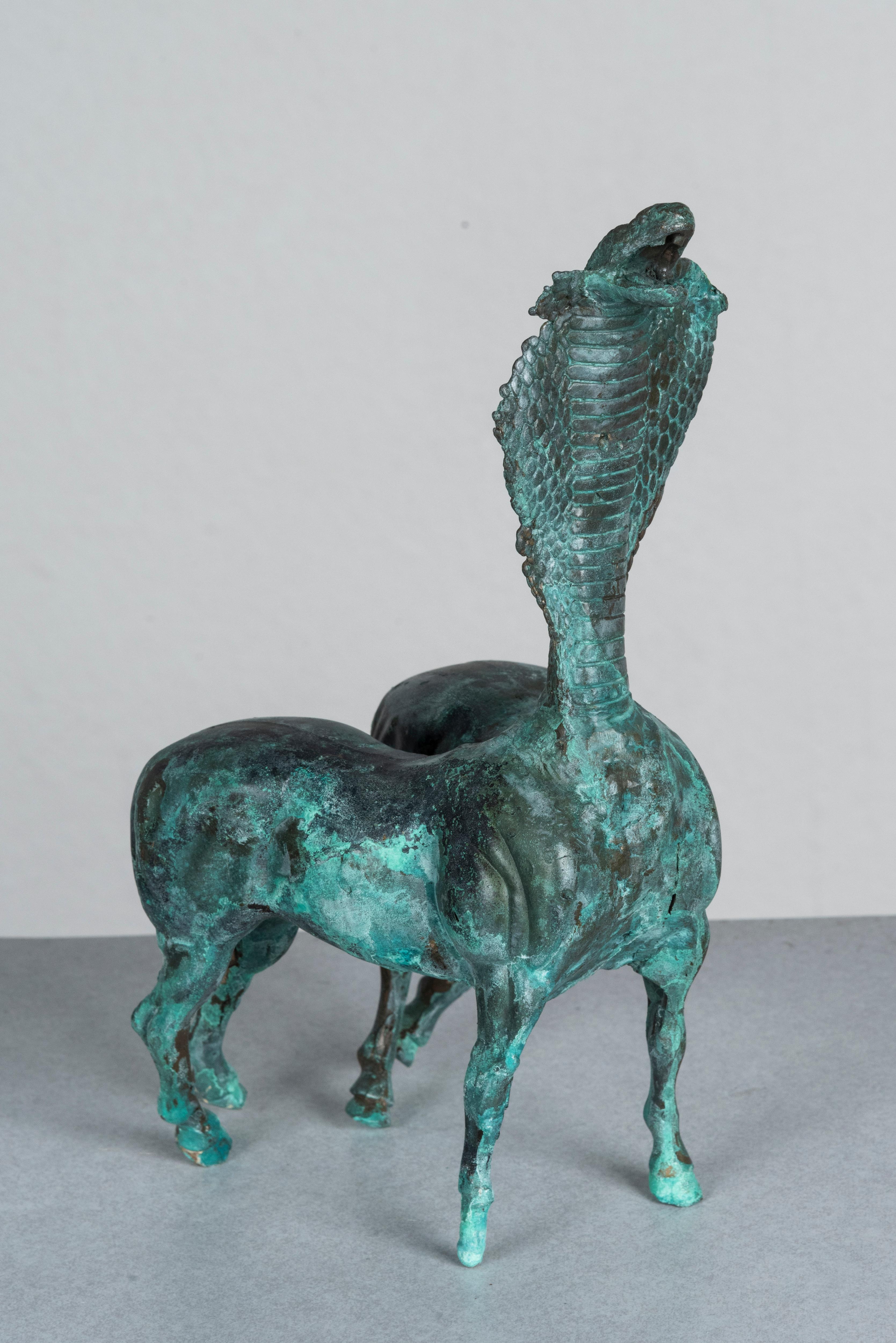 Joshua Goode Figurative Sculpture – Zeitgenössische Bronzestatue: „Two Asses Serperus“