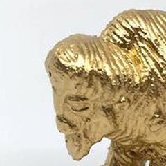 Búfalo con patas de dinosaurio