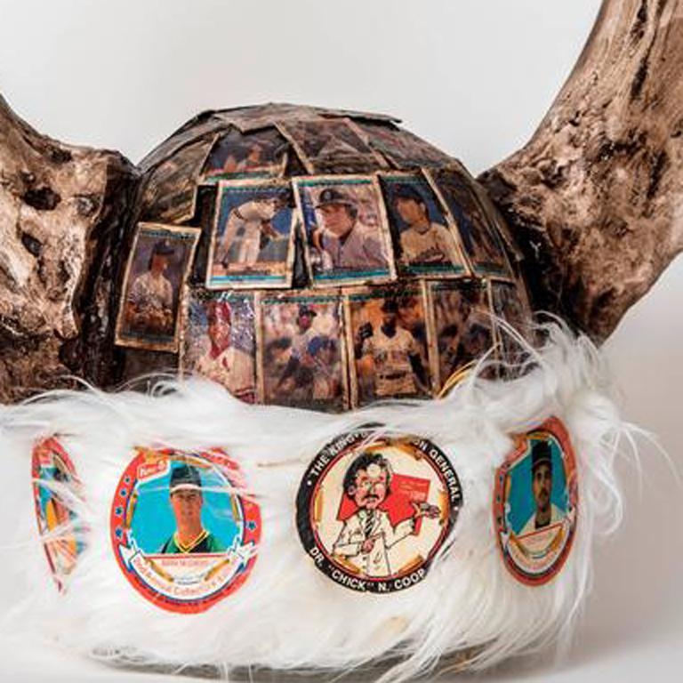 Casco vichingo Dr. Chicken Coop - Sculpture Contemporaneo di Joshua Goode