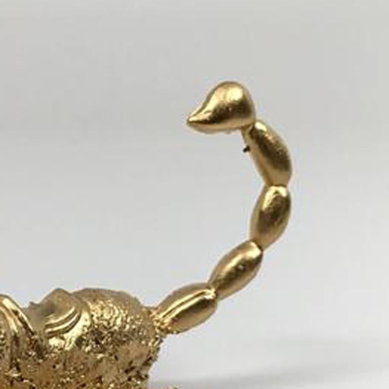 Ispirato da archeologi dilettanti come Heinrich Schliemann che scoprì Troia e da elaborate bufale del passato come quella dell'Uomo di Piltdown, Joshua viaggia per il mondo mettendo in scena scavi archeologici che mettono a nudo la malleabilità
