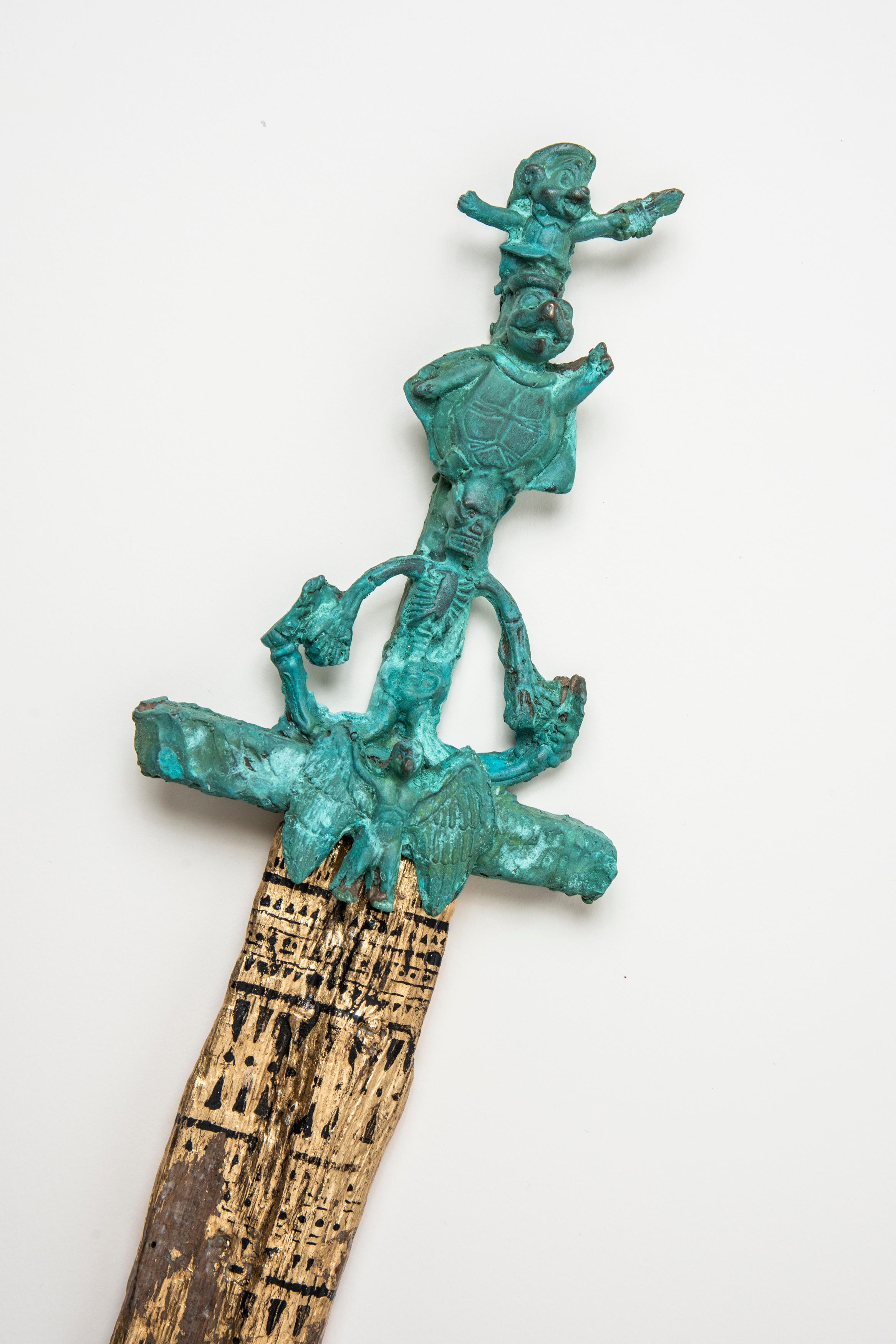 Sculpture de supports mélangés : « Sabre de Worm » - Marron Still-Life Sculpture par Joshua Goode