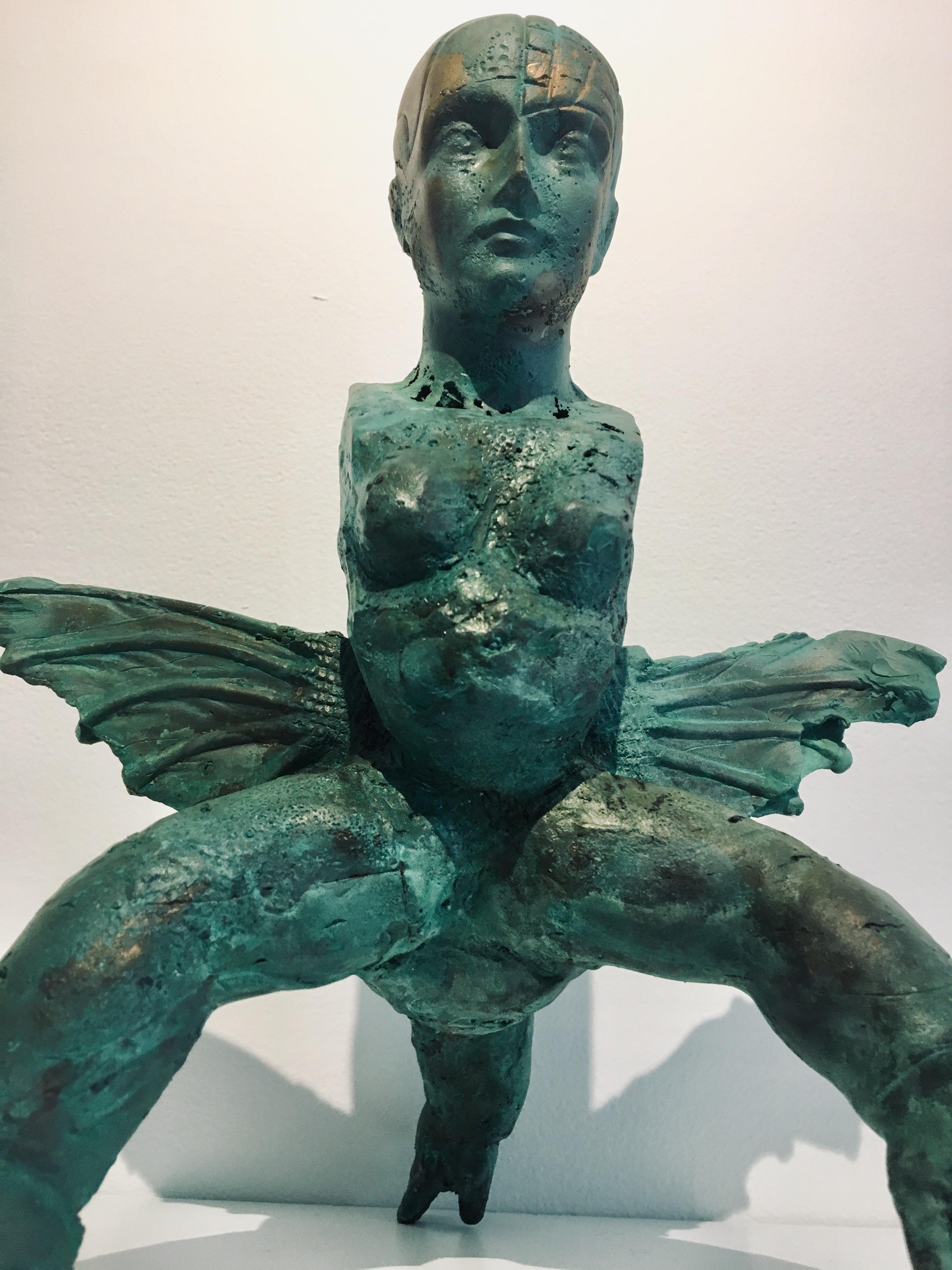 Sculpture moderne en bronze de figure à 3 pieds avec déesse de la fertilité Harryman - Or Figurative Sculpture par Joshua Goode