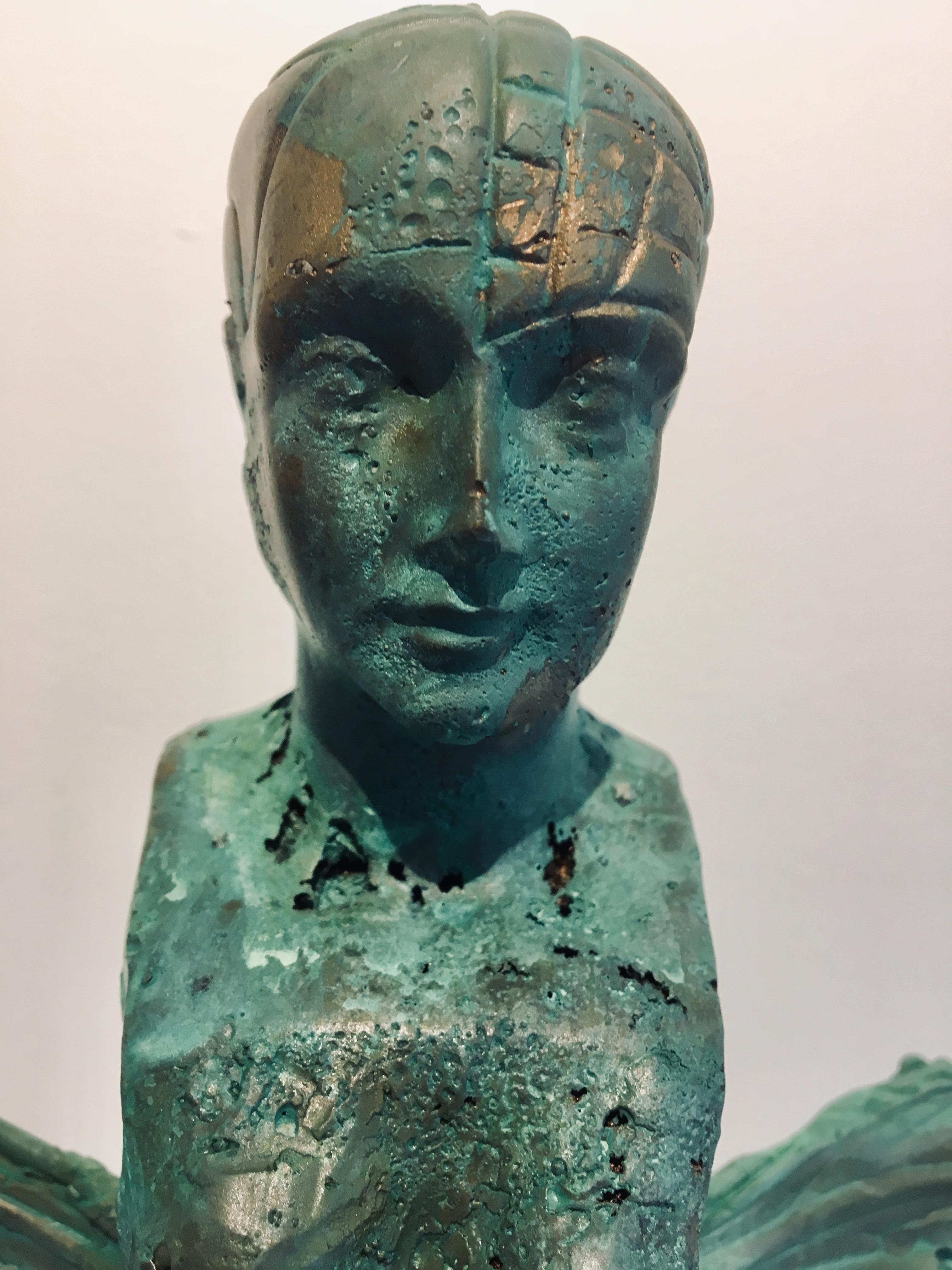 Escultura reliquia moderna de bronce de figura con 3 piernas: 'Diosa de la fertilidad Rhoman' - Sculpture moderno estadounidense de Joshua Goode