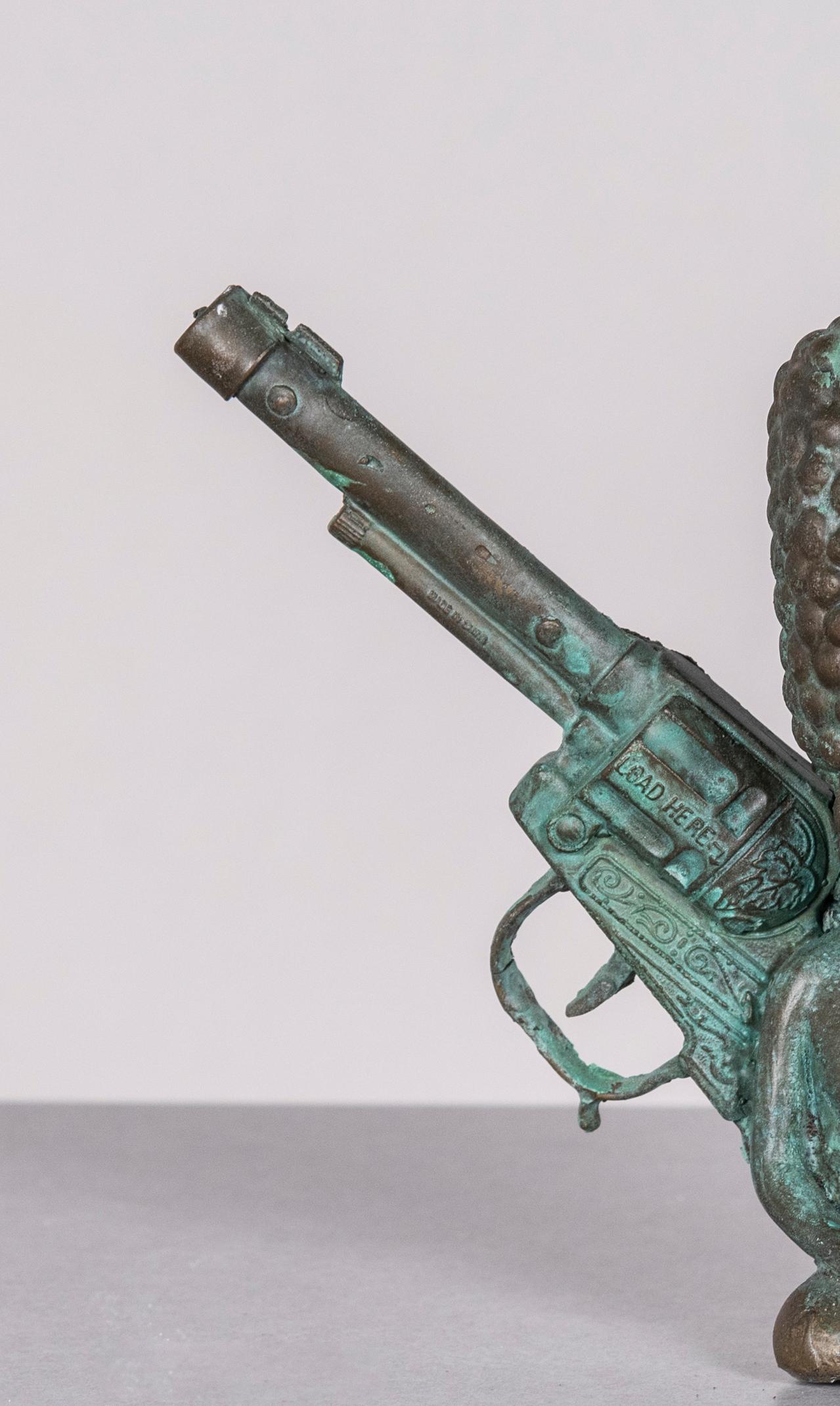 Culture populaire, sculpture en bronze : « Athena » - Or Figurative Sculpture par Joshua Goode