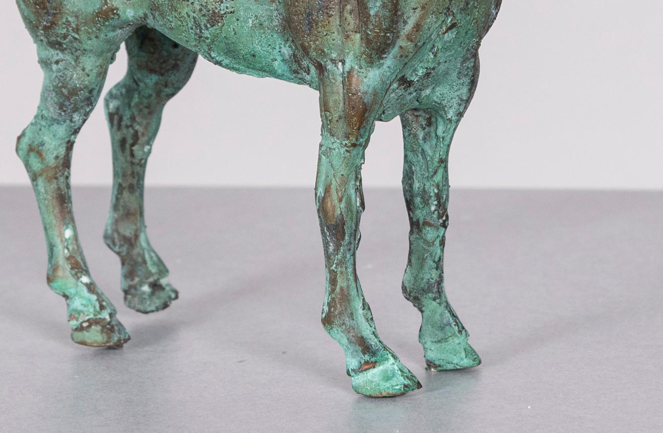 Culture populaire, sculpture en bronze : le Chupacabra - Or Figurative Sculpture par Joshua Goode