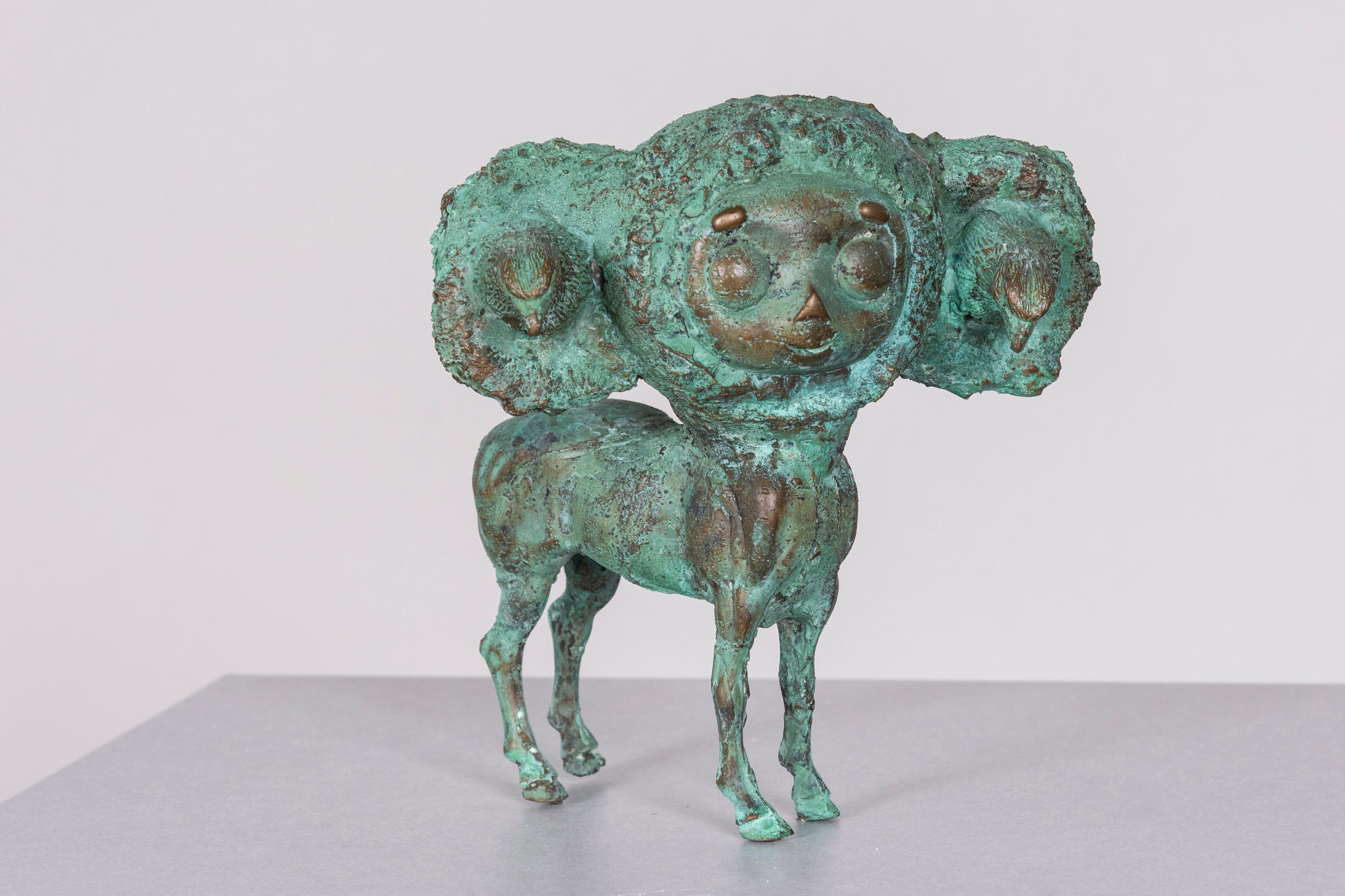 Figurative Sculpture Joshua Goode - Culture populaire, sculpture en bronze : le Chupacabra