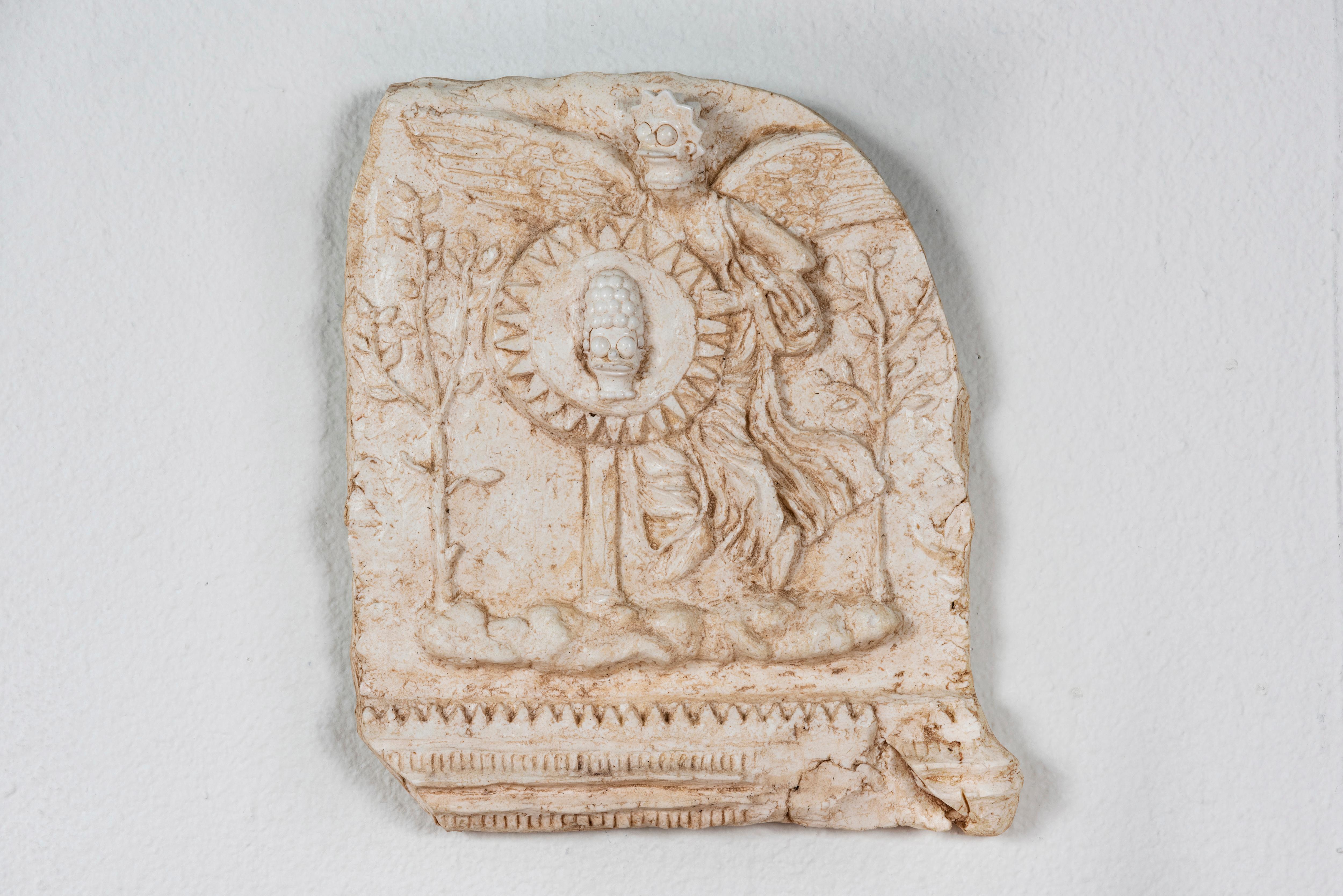 Figurative Sculpture de Joshua Goode - Relieve, cultura pop, arqueología: "Victoria y Escudo