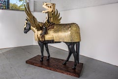 Scultura a grandezza naturale di figura umana su cavallo: "Armatura di pegaso d'oro".