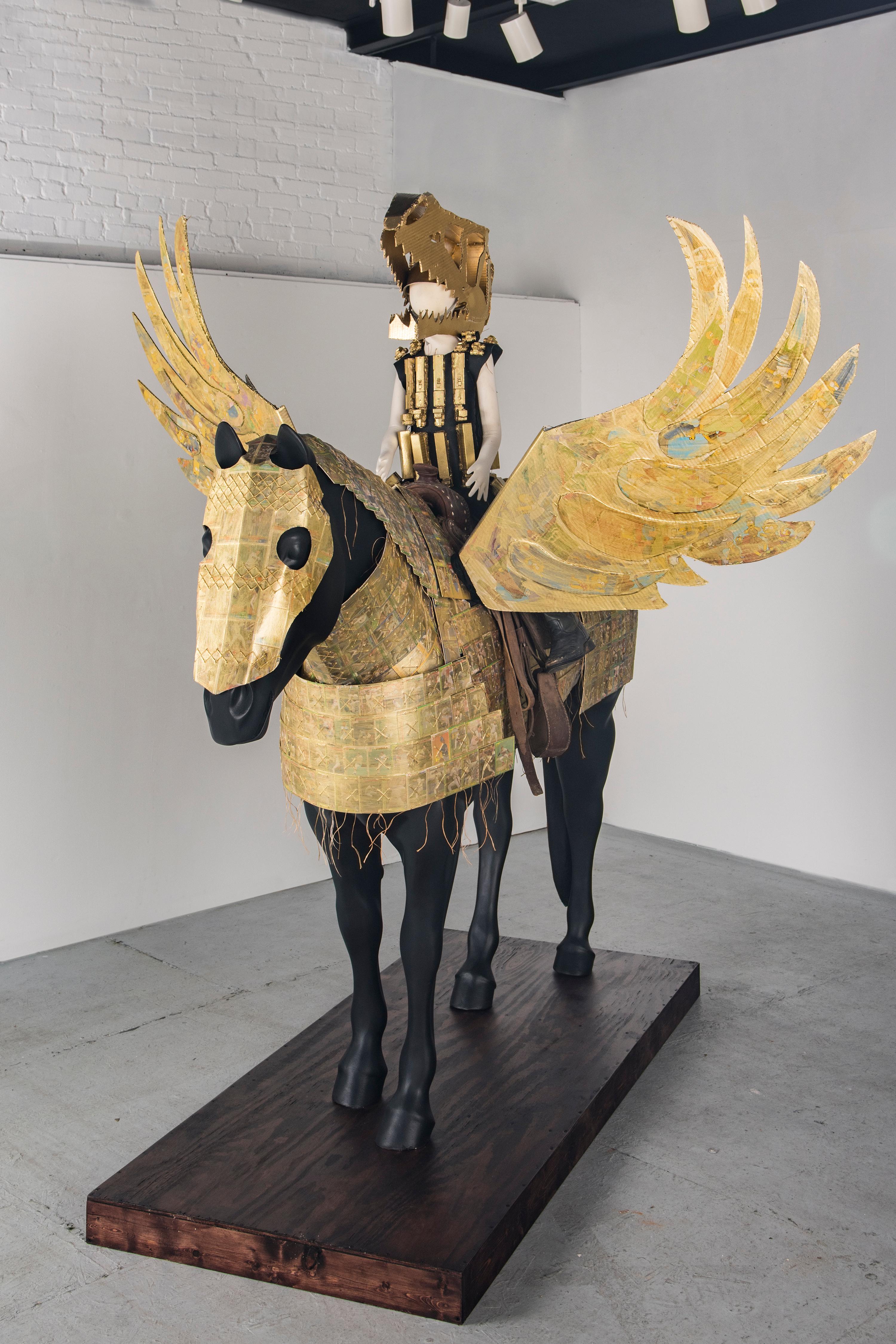 Skulptur einer menschlichen Figur in Lebensgröße auf Pferd: „Goldene Pegasus-Armor“