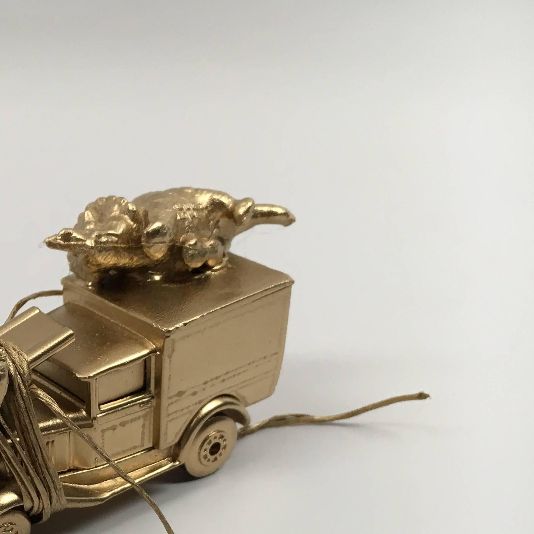 Escultura de metal fundido de cabeza de caimán y carrocería de camión: 'Truckasuarus' - Sculpture Contemporáneo de Joshua Goode