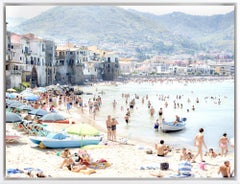 ""Sunbathers of Cefalu" Strandfotografie mit farbenfrohen Figuren