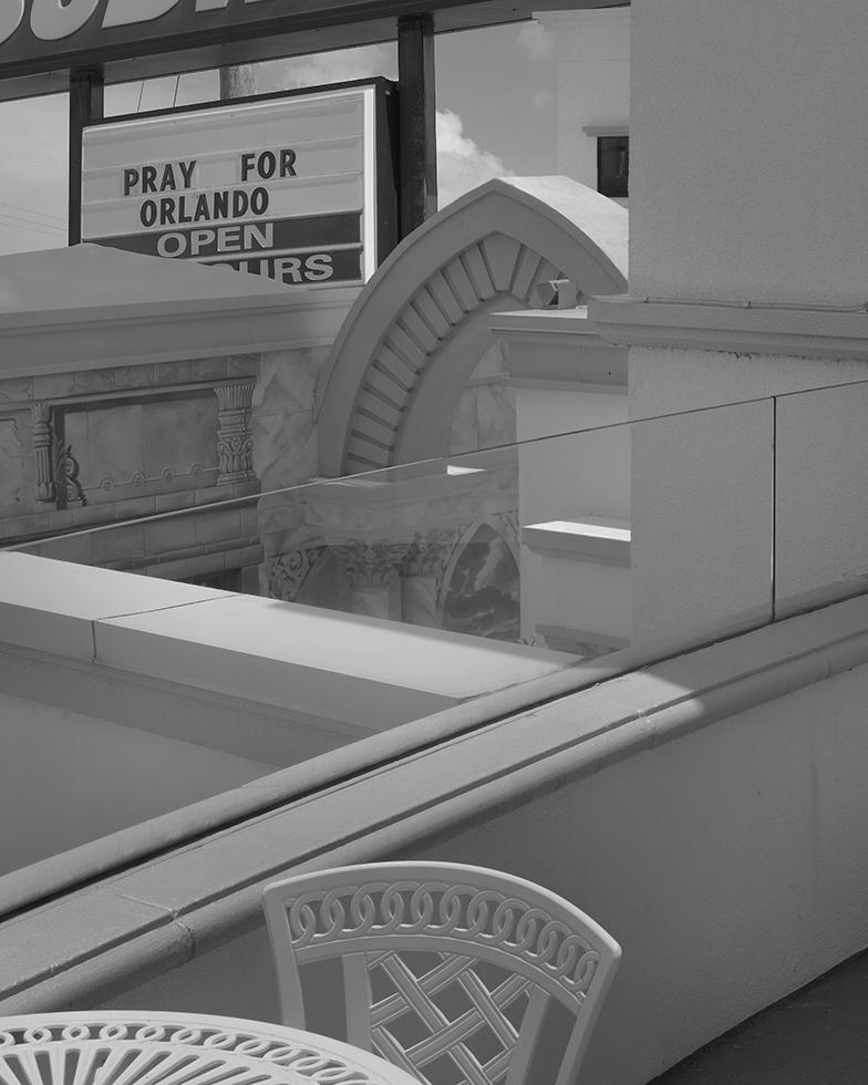 Black and White Photograph di Joshua Lutz - Prega per Orlando