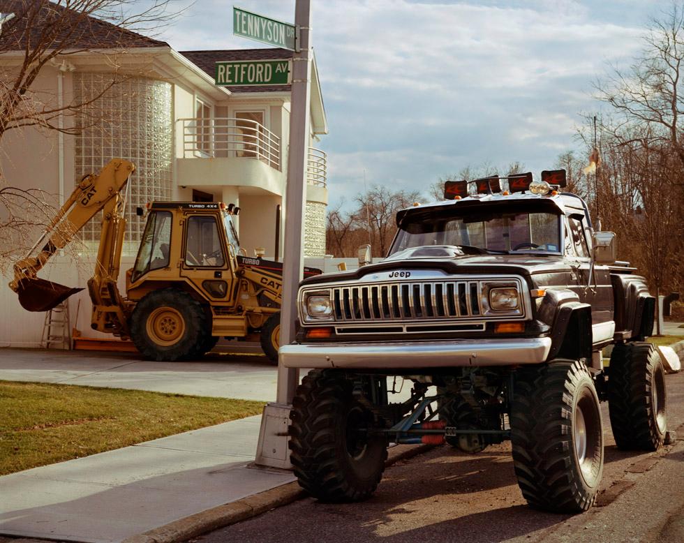Color Photograph Joshua Lutz - Sans titre (Monster Truck)