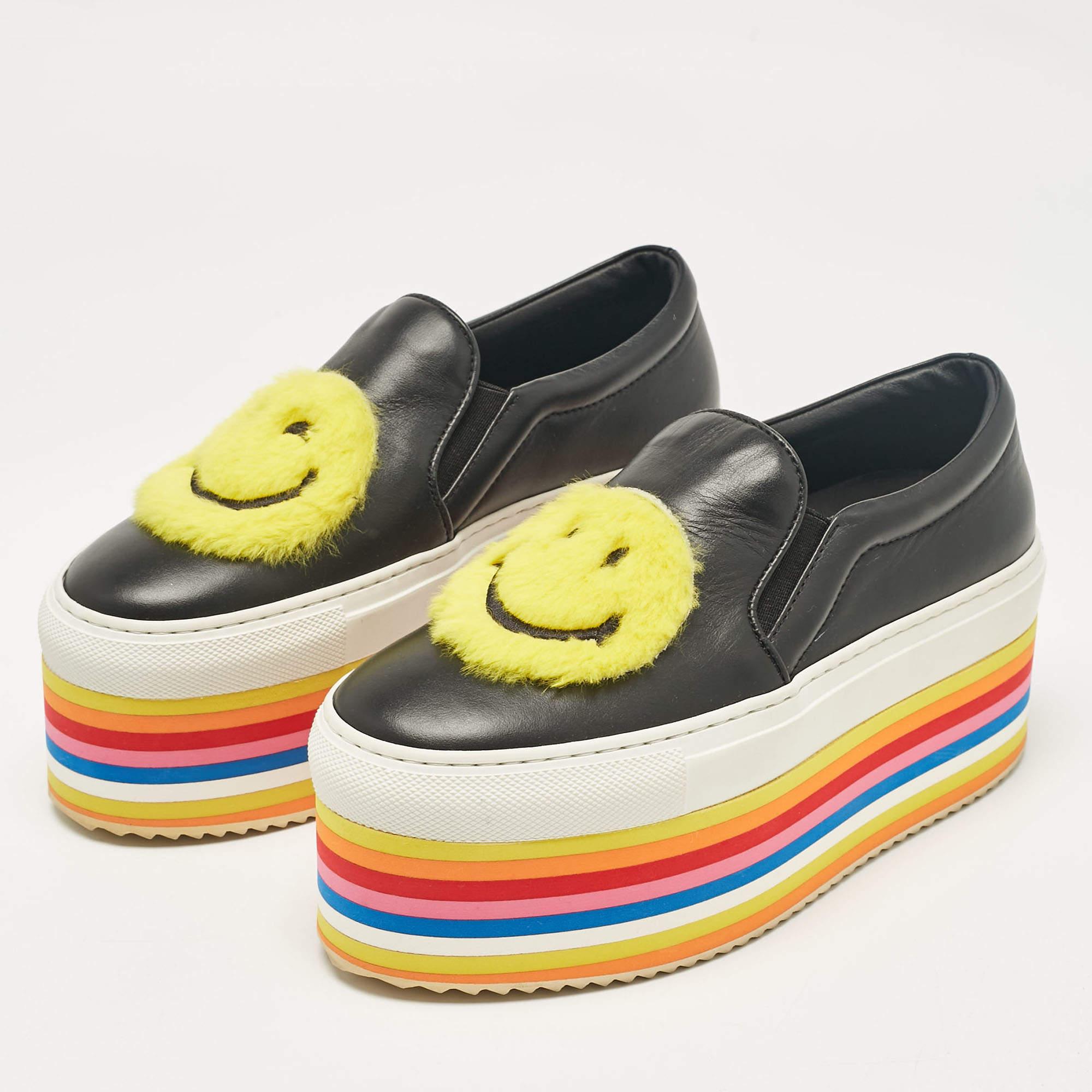 Die aus hochwertigem schwarzem Leder gefertigten Joshua Sanders Slip-On-Sneakers kombinieren minimalistischen Stil mit alltäglichem Komfort. Das schlanke Design mit der gepolsterten Innensohle und der strapazierfähigen Gummisohle macht sie perfekt