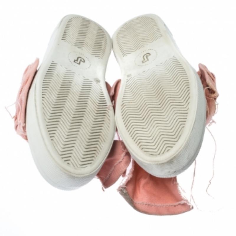 Sfoggia il tuo stile con queste sneakers alla moda di Joshua Sanders! Sono state realizzate con cura in tela e disegnate con grandi fiocchi sulla tomaia. Scegliendo questo paio di scarpe sarai sicuro di ricevere sia il comfort che la moda.