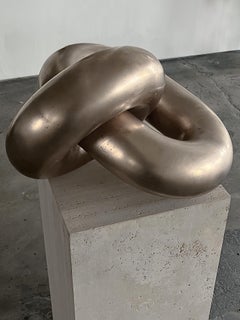 Joshua Vogel Bronze-Gliederkette / Kalkstein-Sockel