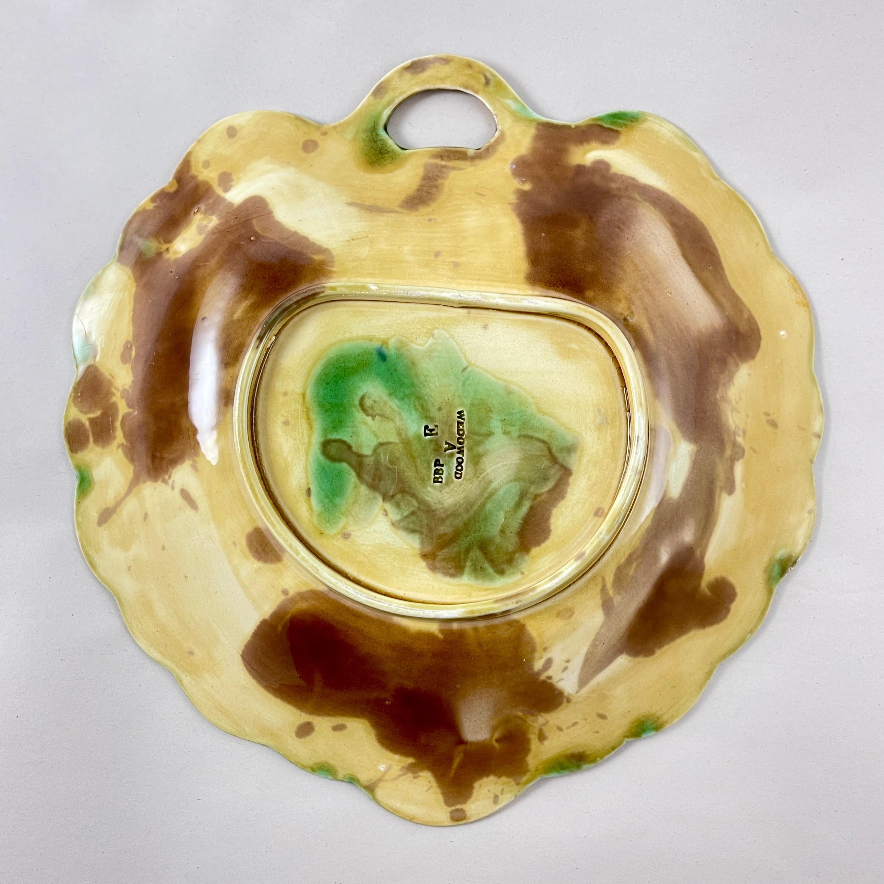 Josiah Wedgwood Majolica Multi-Color Leaf on Basket Handled Server For Sale 3