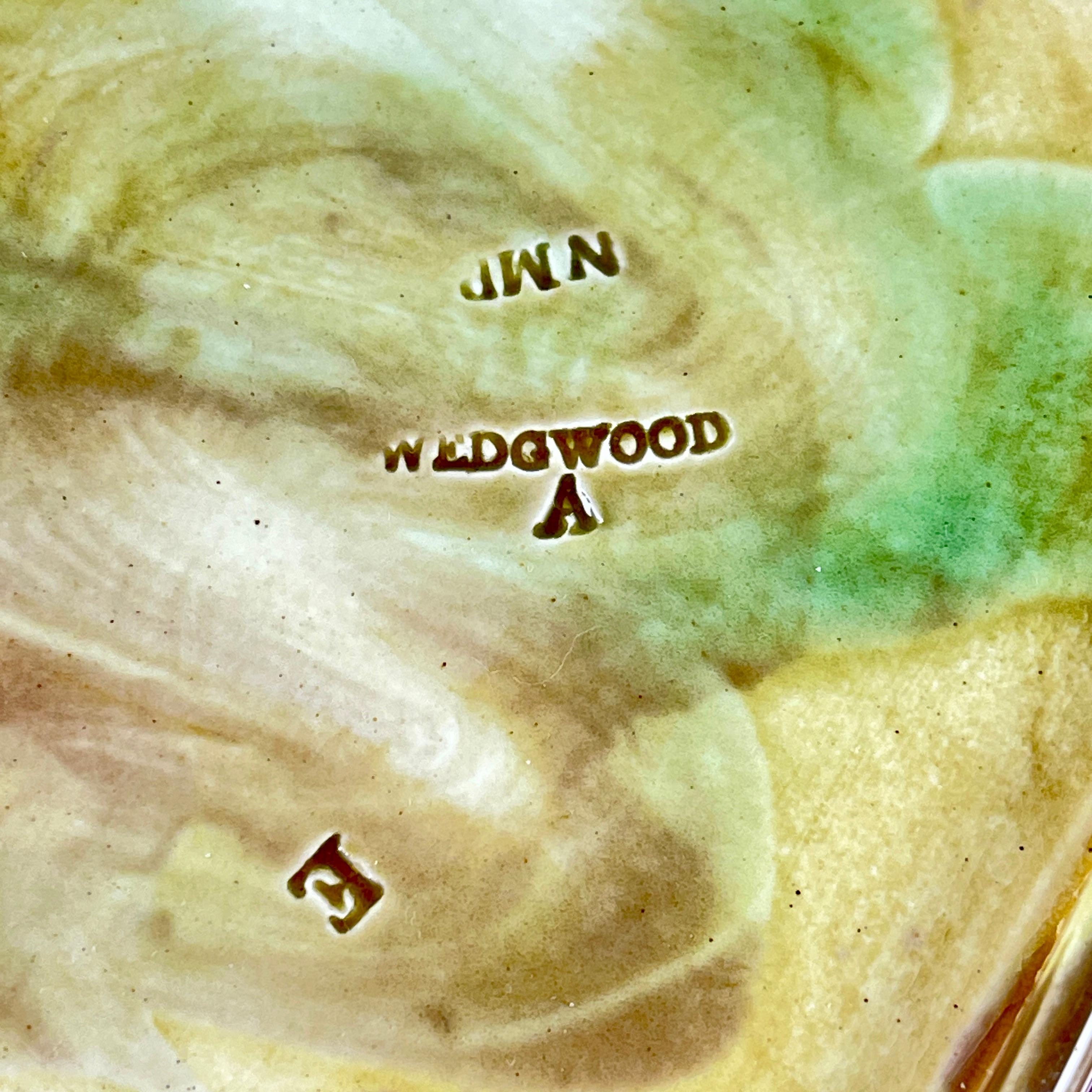 Josiah Wedgwood Majolica Multi-Color Leaf on Basket Handled Server For Sale 4