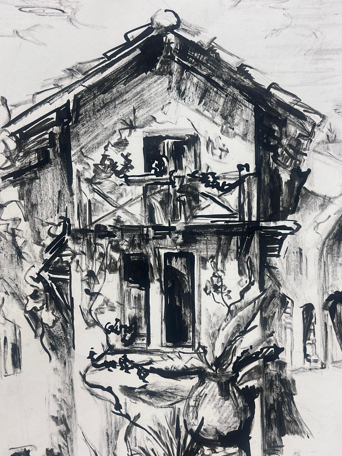 1950 Francese Affascinante schizzo a carboncino di un cortile rustico europeo - Painting Impressionismo di Josine Vignon