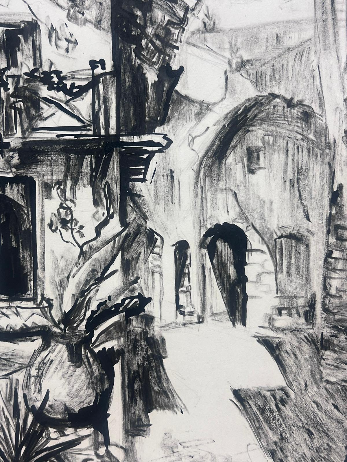 1950 Francese Affascinante schizzo a carboncino di un cortile rustico europeo in vendita 2