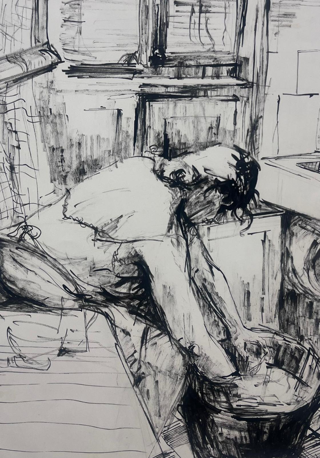 Disegno a inchiostro espressivo francese del 1950 di una donna al lavoro in una scena domestica