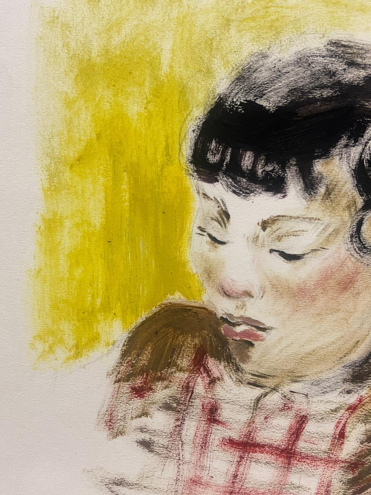 Ritratto francese degli anni '50 di un bambino pensieroso su sfondo giallo - Painting Impressionismo di Josine Vignon