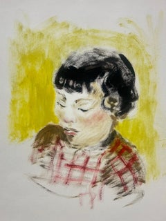Ritratto francese degli anni '50 di un bambino pensieroso su sfondo giallo