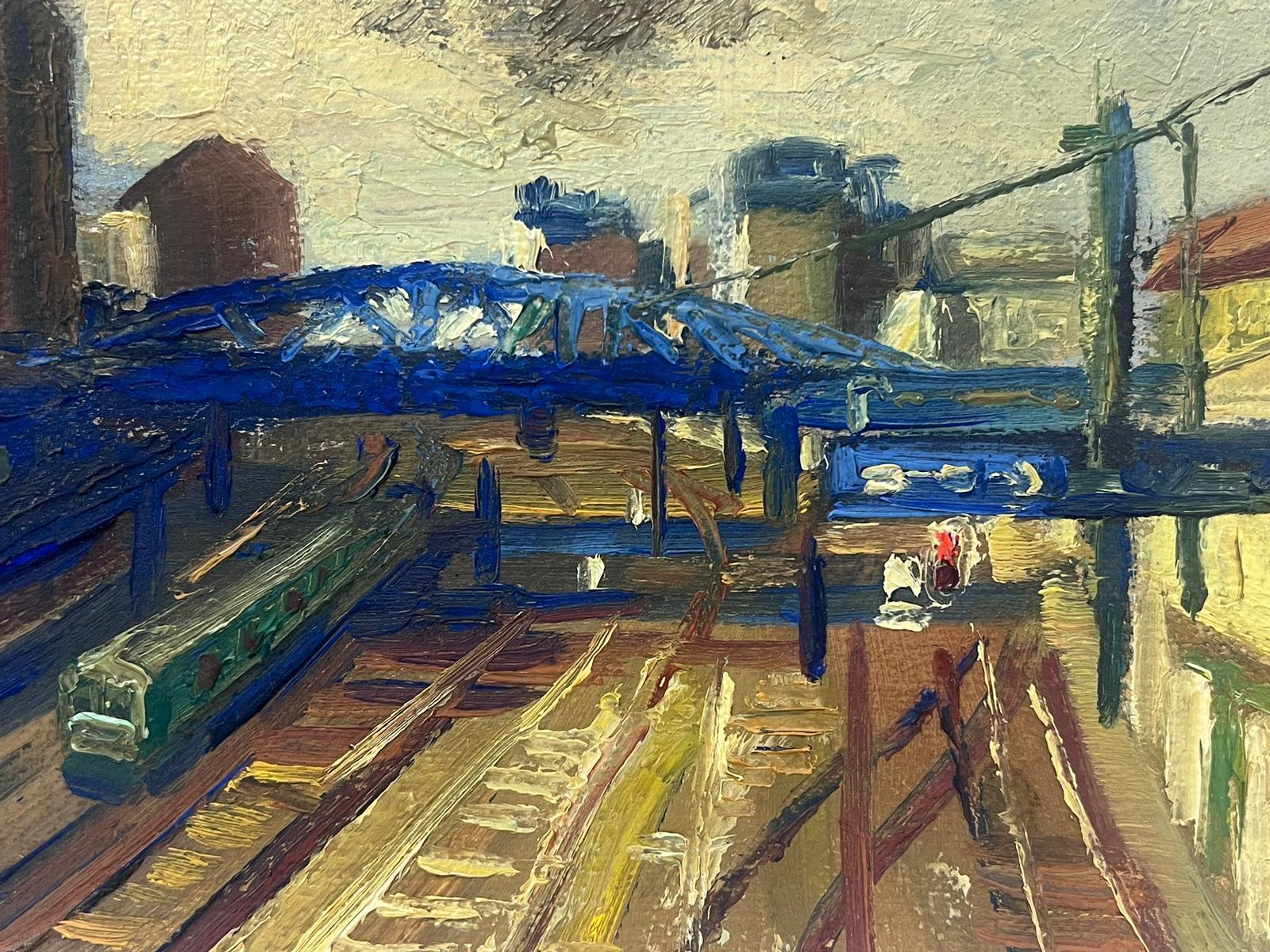Huile post-impressionniste française des années 1950 Gare de Paris avec train sur les rails - Noir Landscape Painting par Josine Vignon