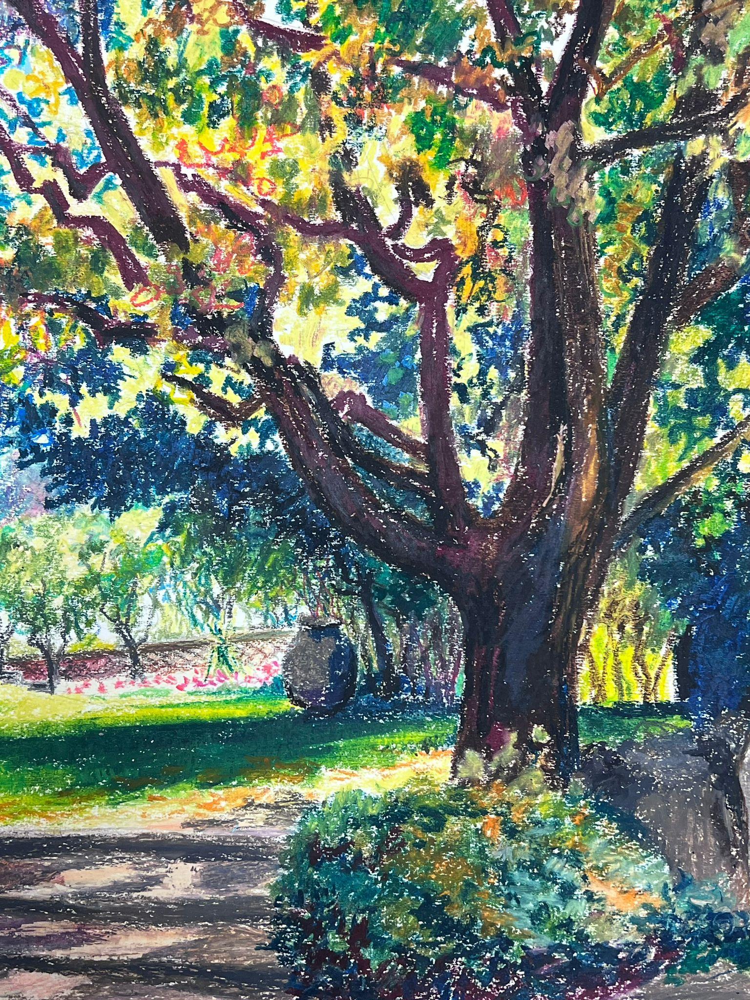 20° Quadro a pastello impressionista francese Provenza Sentiero del giardino alla luce del sole - Painting di Josine Vignon