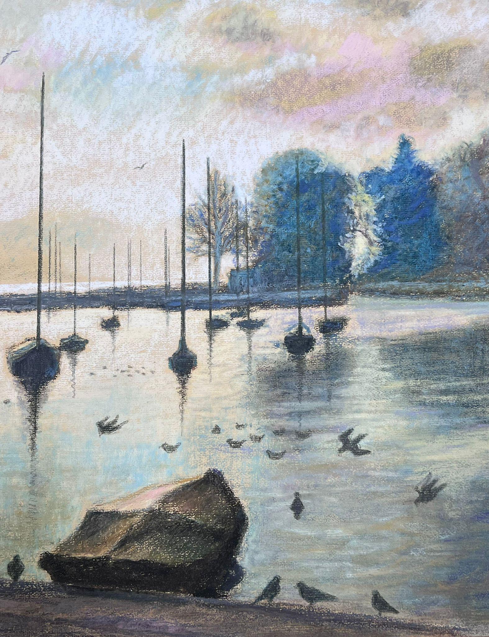 Vögel fliegen über Dappled Light Over Still Harbour 1970er Jahre Französisch Pastell-Landschaft – Painting von Josine Vignon