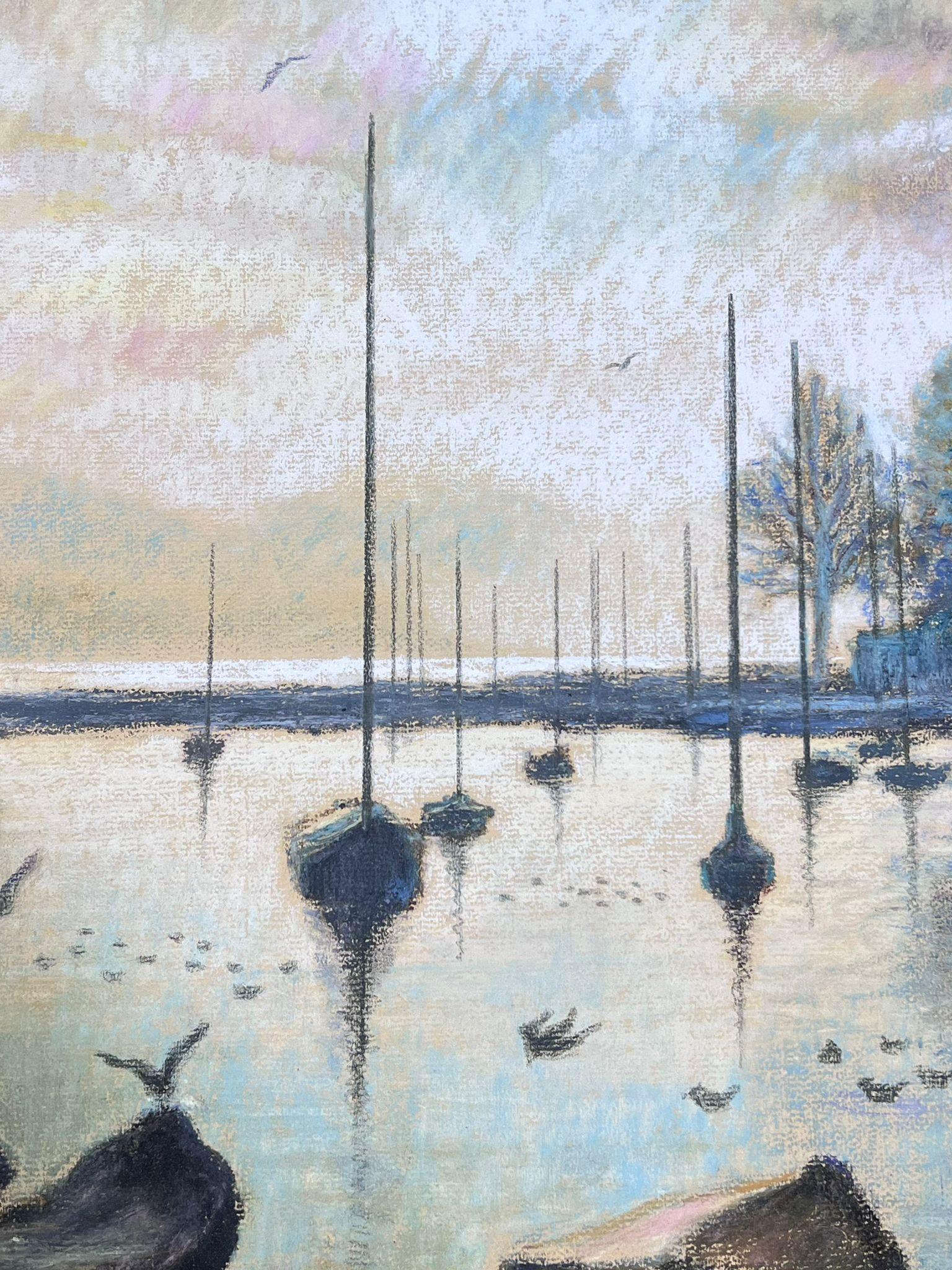 Vögel fliegen über Dappled Light Over Still Harbour 1970er Jahre Französisch Pastell-Landschaft (Grau), Landscape Painting, von Josine Vignon