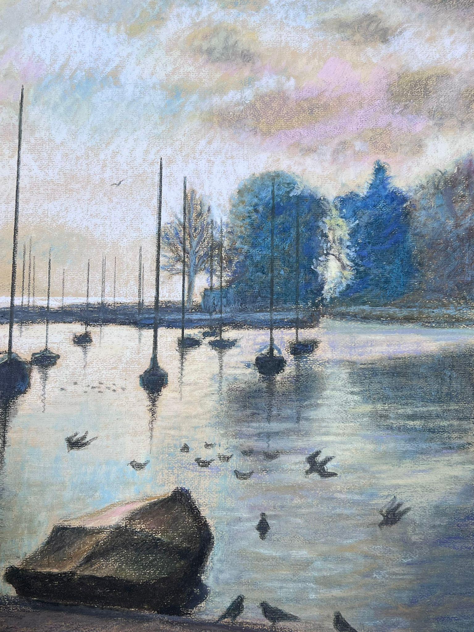 Vögel fliegen über Dappled Light Over Still Harbour 1970er Jahre Französisch Pastell-Landschaft im Angebot 1