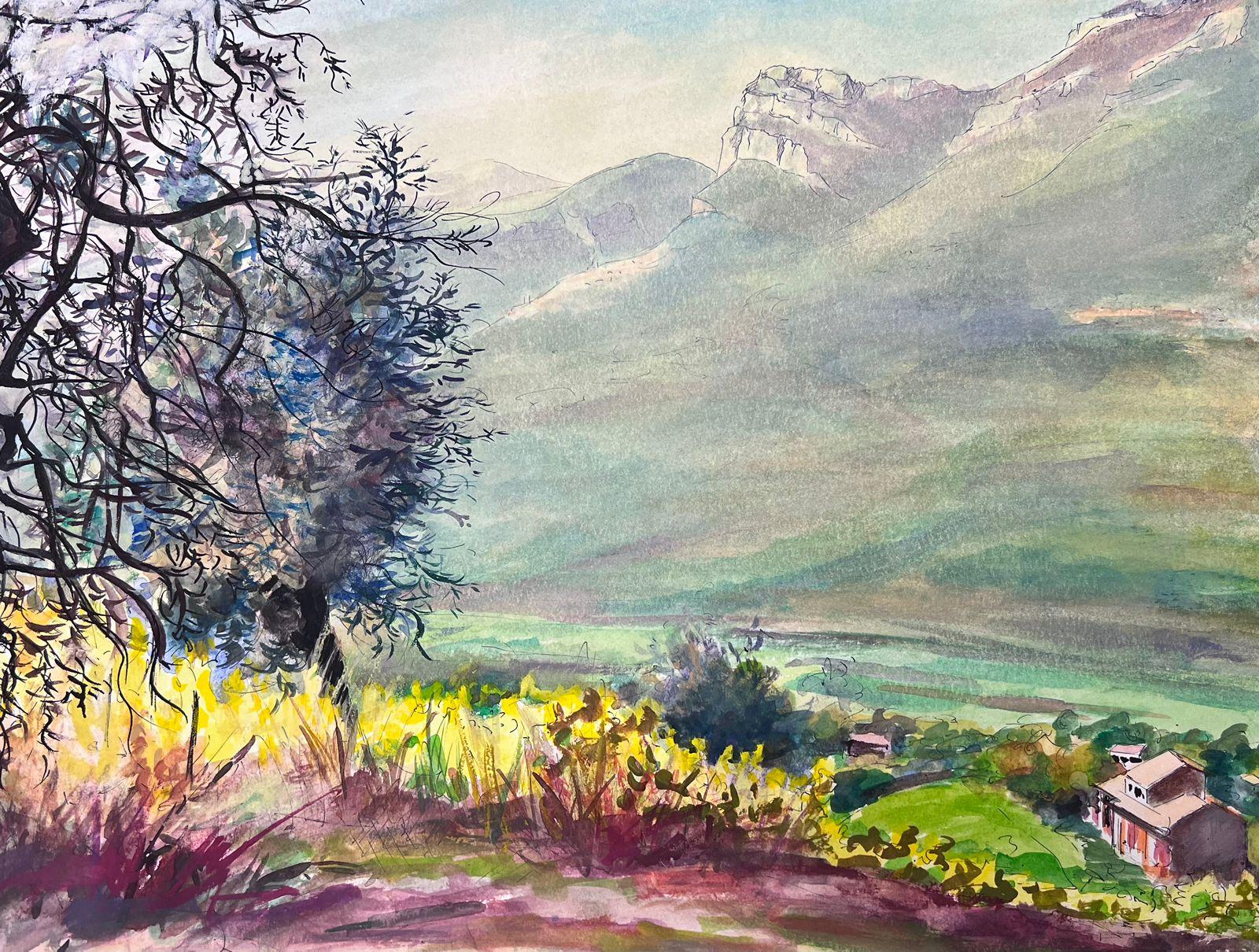 Accattivante paesaggio ad acquerello di una valle montana con alberi in fiore in vendita 1