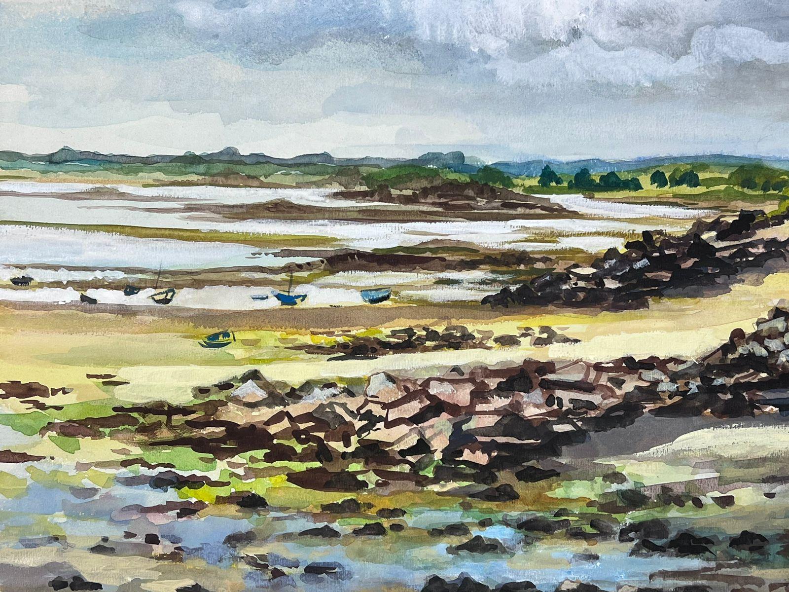 Scena costiera acquerellata di bassa marea con costa rocciosa e barche lontane - Landscape Painting Grigio di Josine Vignon