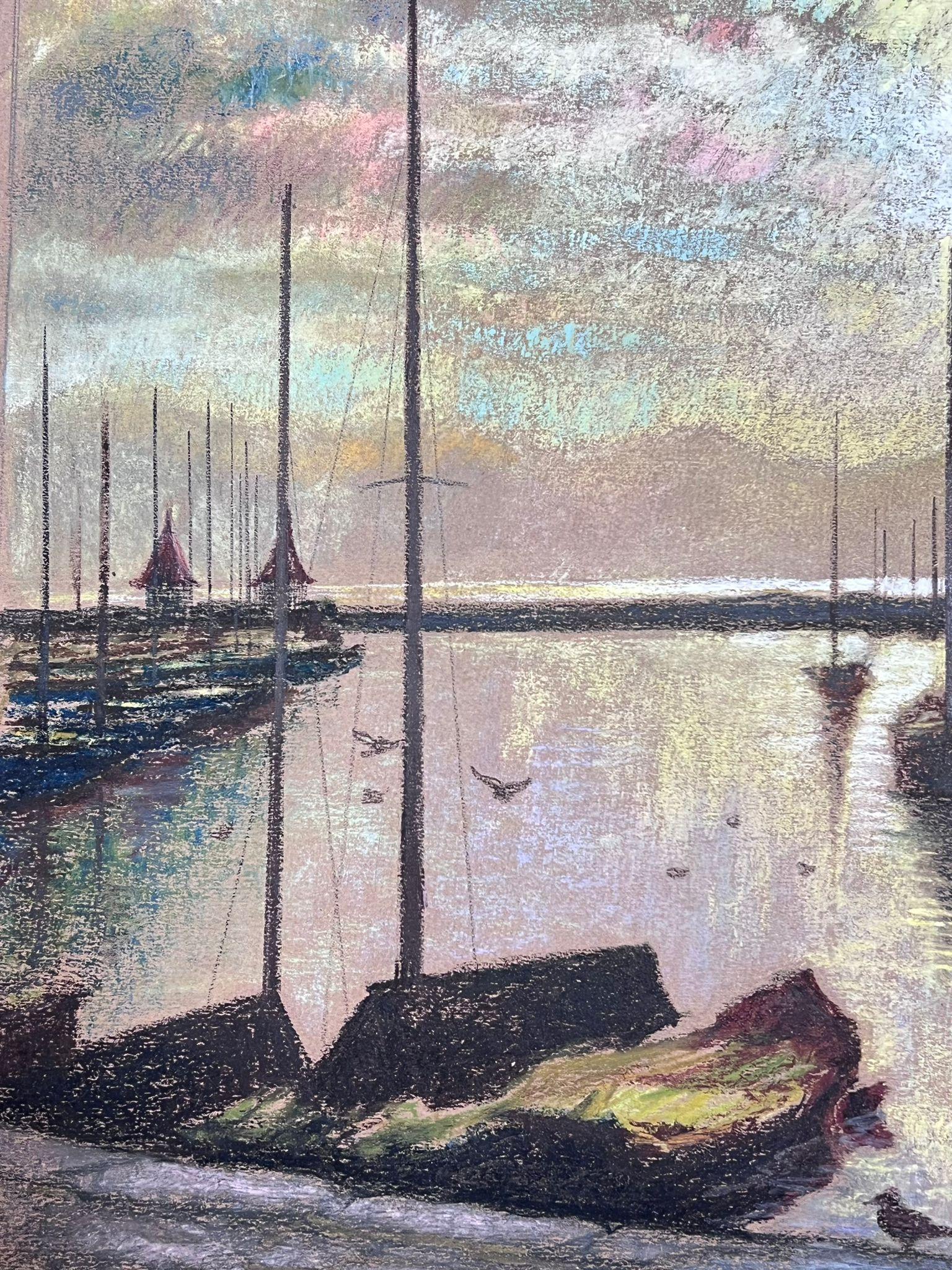 Dappled Light Over Still Harbour Großes französisches impressionistisches Pastellgemälde 1970er Jahre  (Impressionismus), Painting, von Josine Vignon
