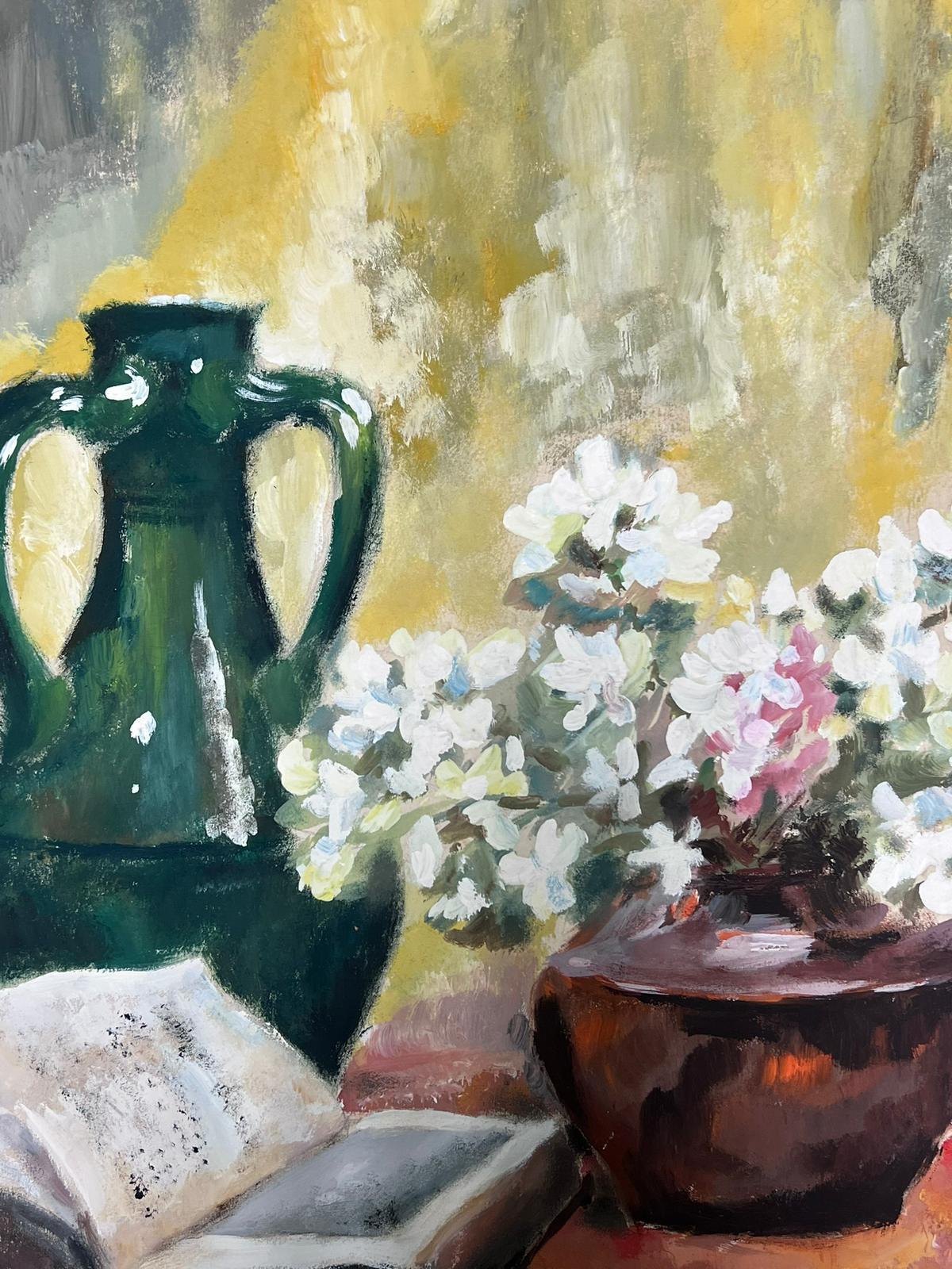 Französisches Stillleben mit offenem Buch, Vase und blühender Pflanze – Painting von Josine Vignon