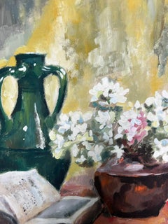 Nature morte française avec livre ouvert, vase et plante en fleur