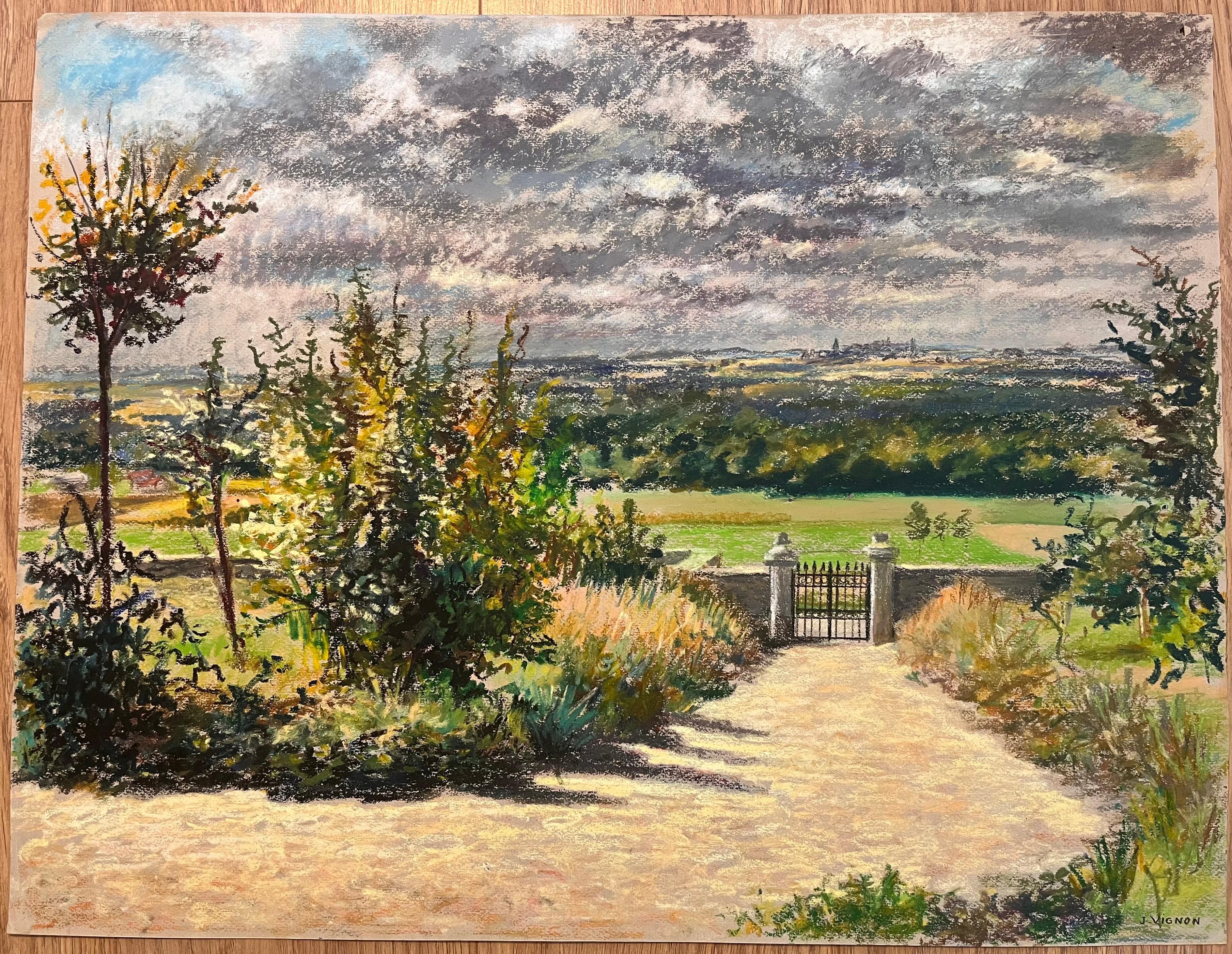 Mid Century Französisch Original Pastell Zeichnung der Auffahrt Tor und fernen Horizont – Art von Josine Vignon
