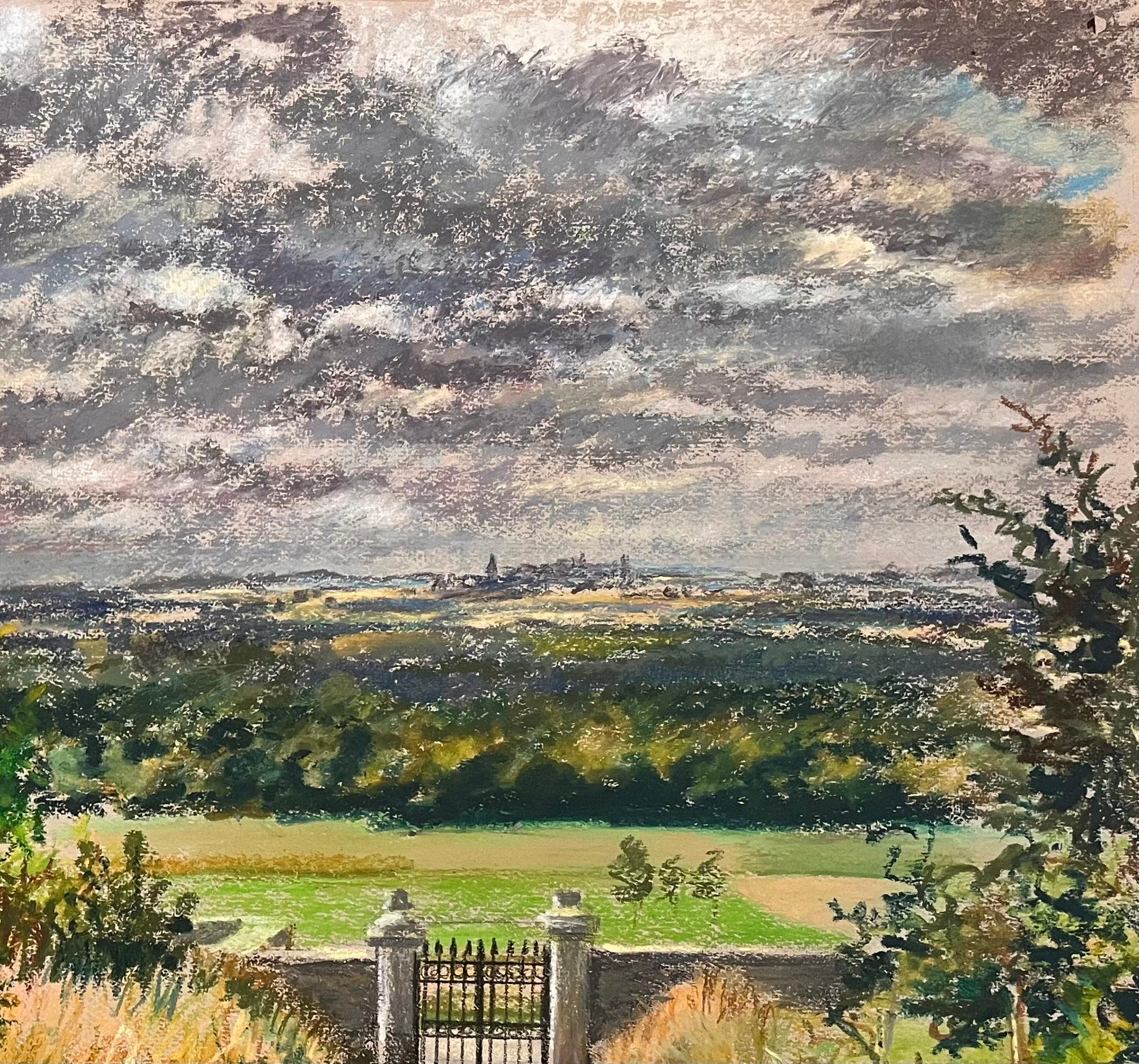 Mid Century Französisch Original Pastell Zeichnung der Auffahrt Tor und fernen Horizont (Braun), Landscape Art, von Josine Vignon