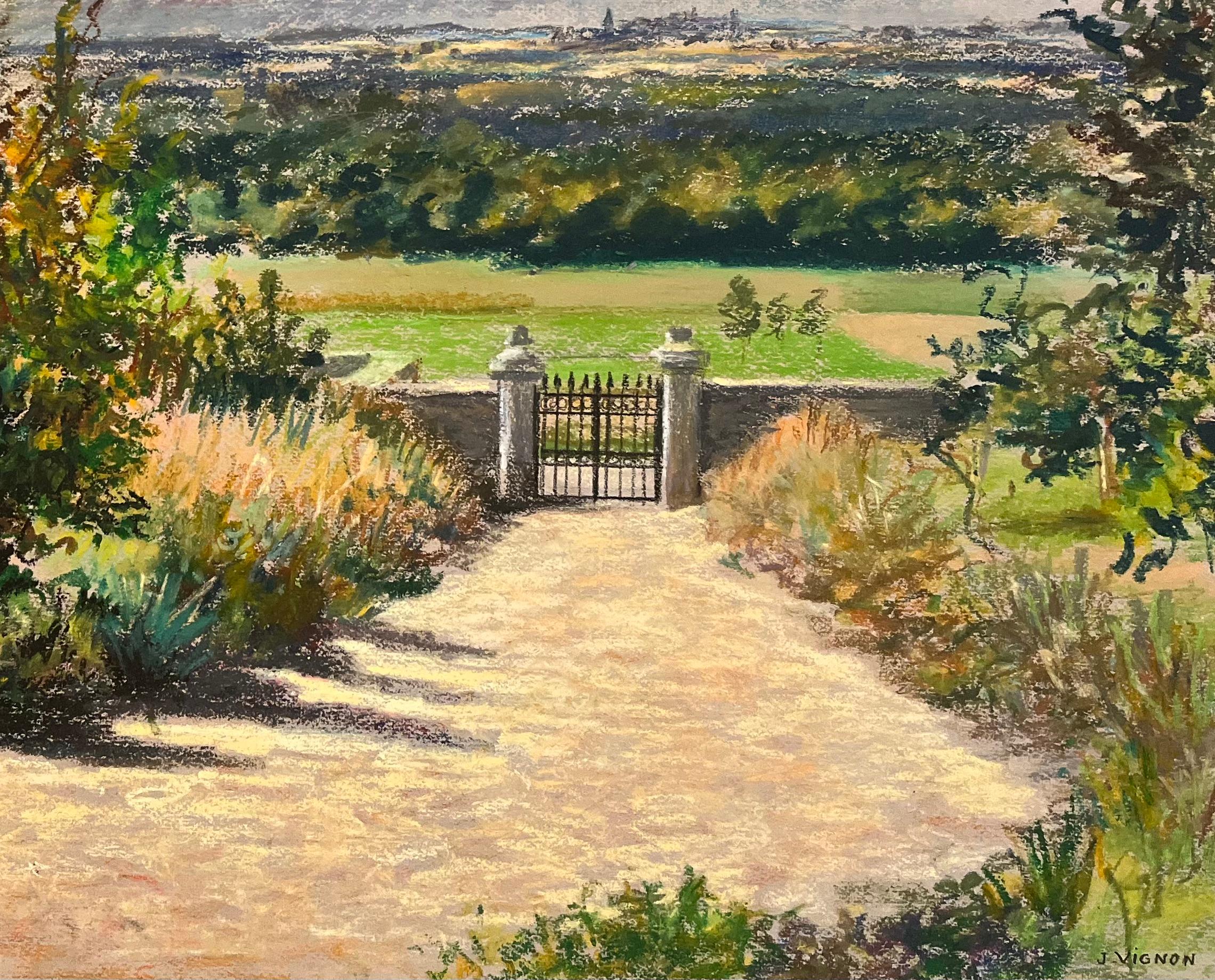 Titel: Französische Original-Pastellzeichnung aus der Jahrhundertmitte mit Einfahrtstor und fernem Horizont

Künstlerin: Josine Vignon (Französisch 1922-2022)

Medium: Ölpastell auf Künstlerpapier

Größe: 19,75 (Höhe) x 25,75