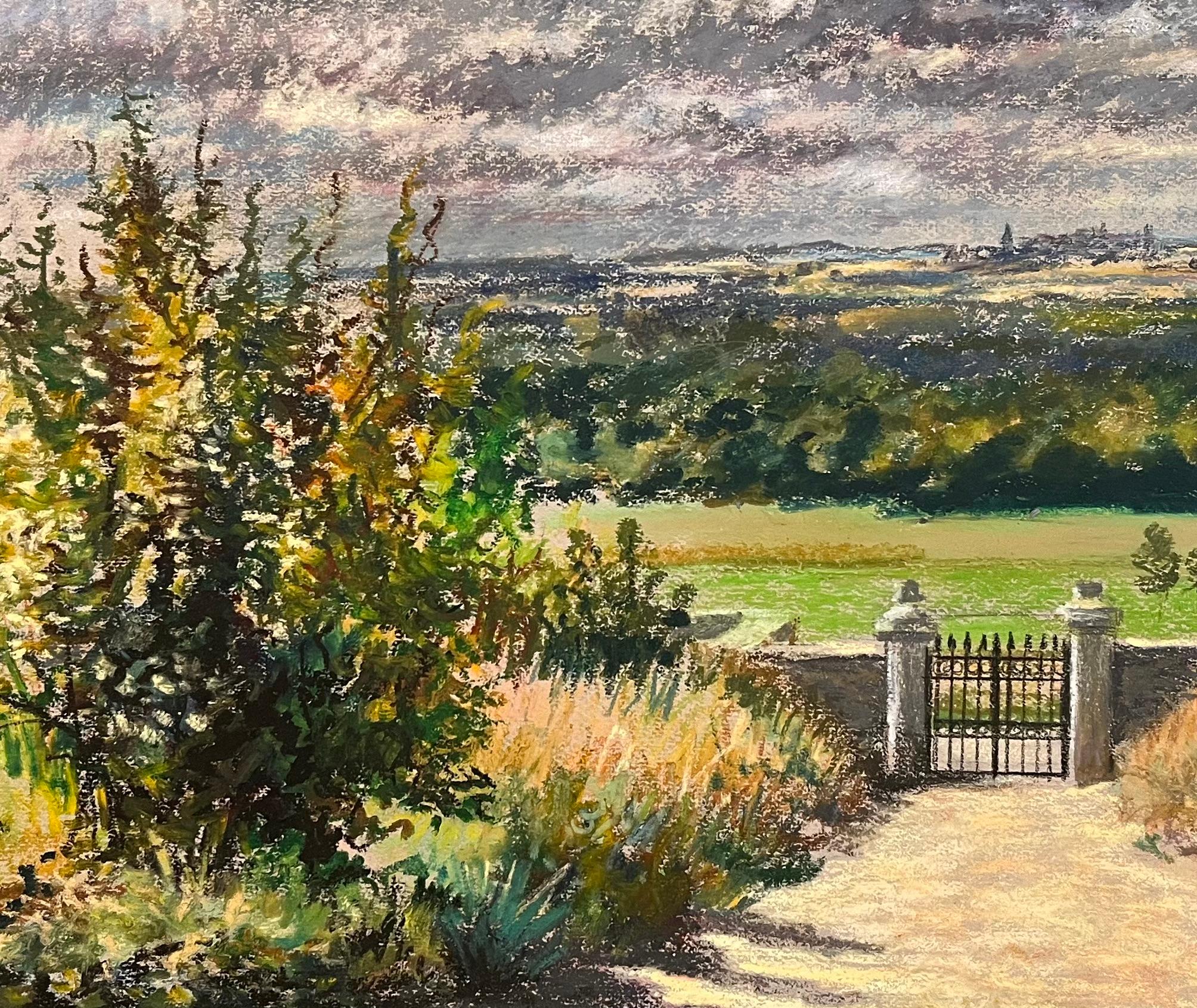 Mid Century Französisch Original Pastell Zeichnung der Auffahrt Tor und fernen Horizont im Angebot 2