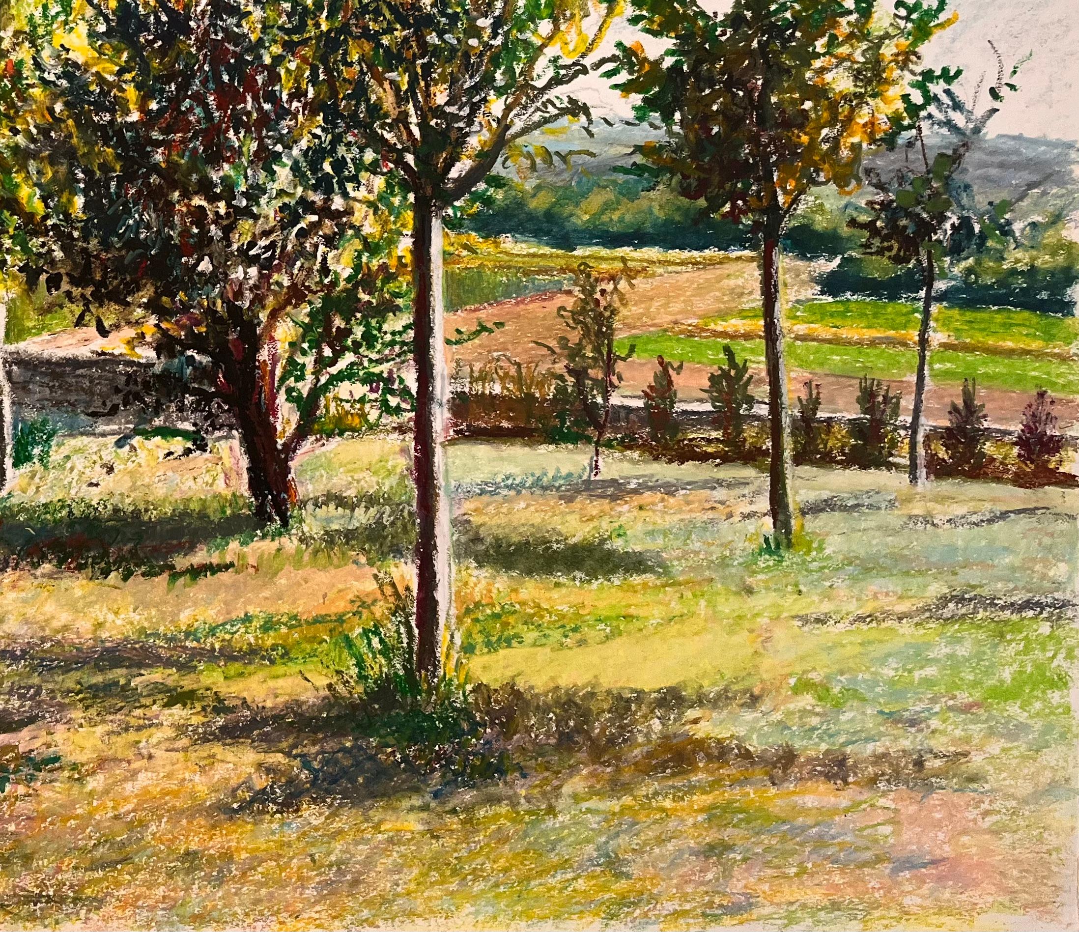 Título: Dibujo al pastel original francés de mediados de siglo Paisaje iluminado por el sol con puerta de hierro

Artista: Josine Vignon (francesa 1922-2022)

Técnica: Pastel al óleo sobre papel de artista

Tamaño: 19,25 (alto) x 25,25