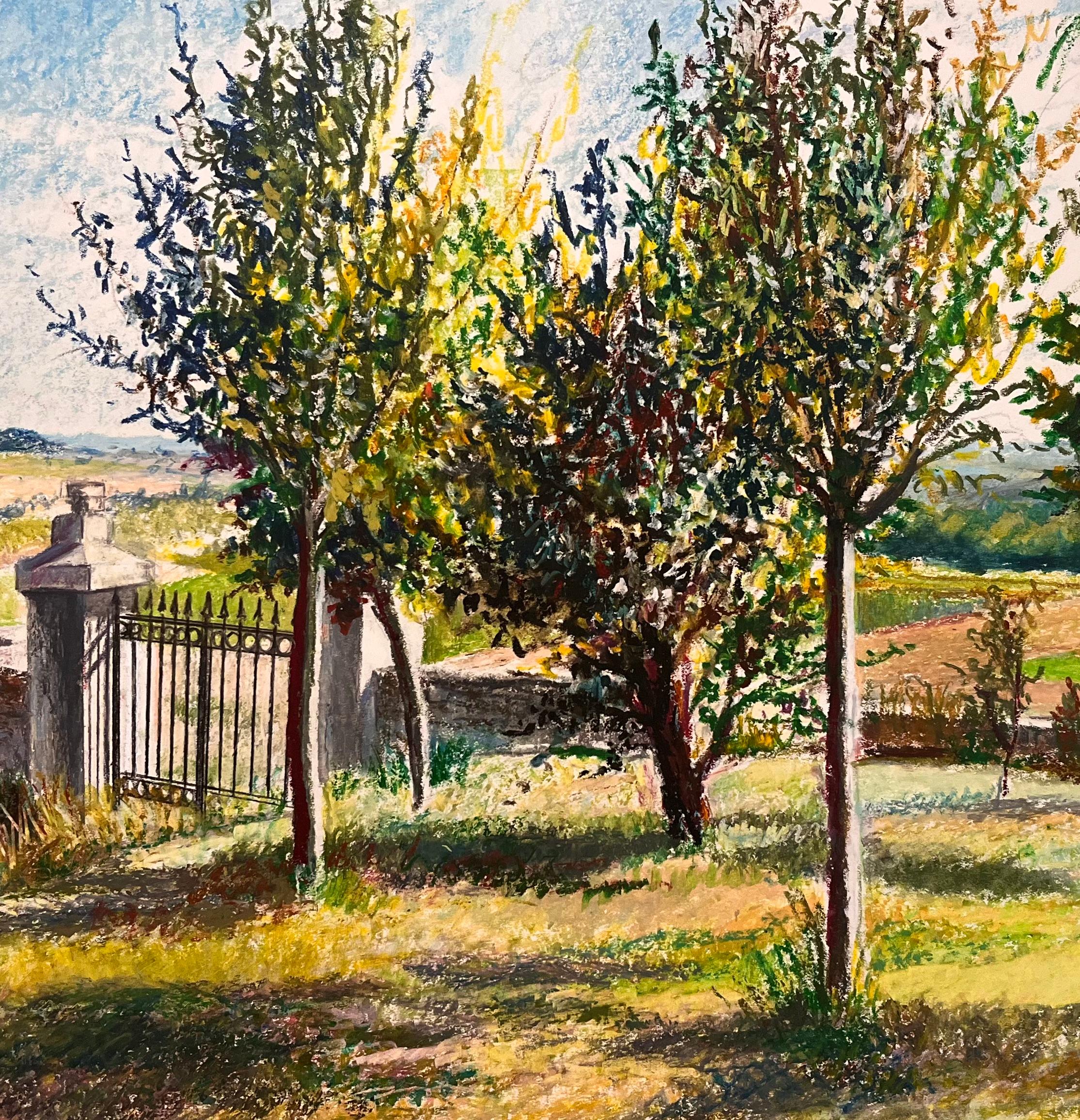 Dibujo al pastel original francés de mediados de siglo Paisaje iluminado por el sol con puerta de hierro en venta 2