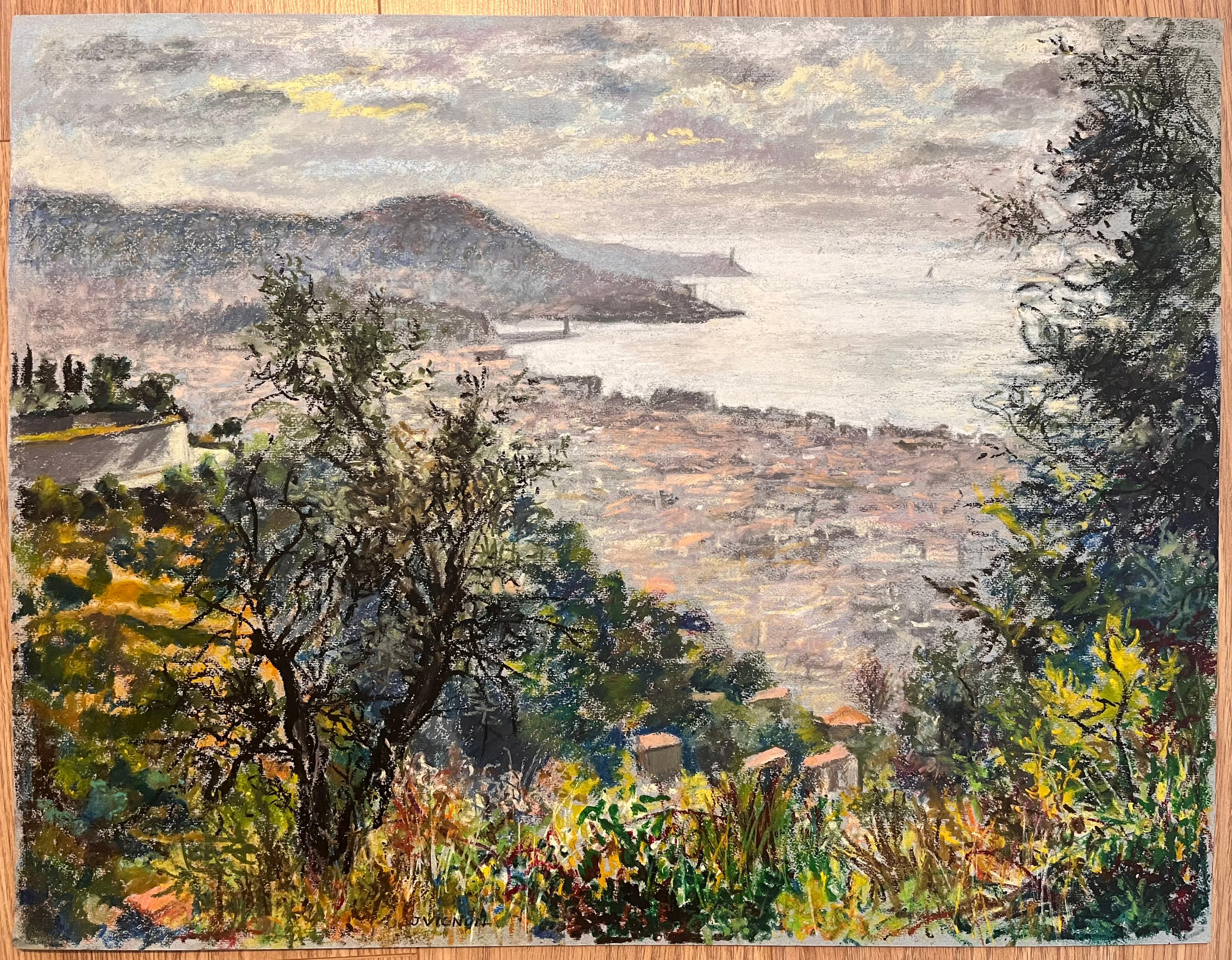 Französische pastellfarbene Zeichnung einer Küstenstadt aus der Mitte des Jahrhunderts mit Hügeln mit Blick auf das Meer – Art von Josine Vignon