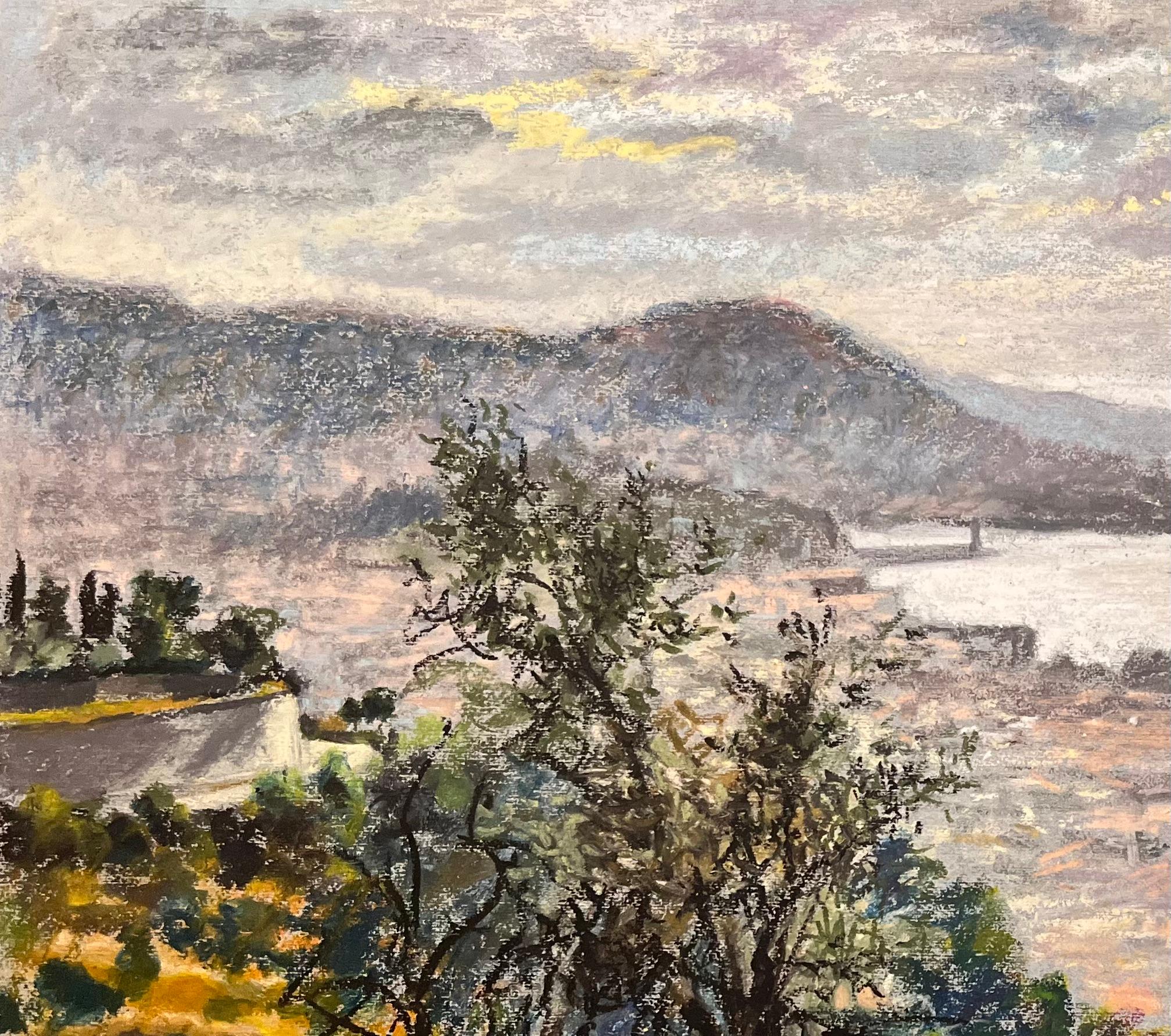Französische pastellfarbene Zeichnung einer Küstenstadt aus der Mitte des Jahrhunderts mit Hügeln mit Blick auf das Meer (Impressionismus), Art, von Josine Vignon